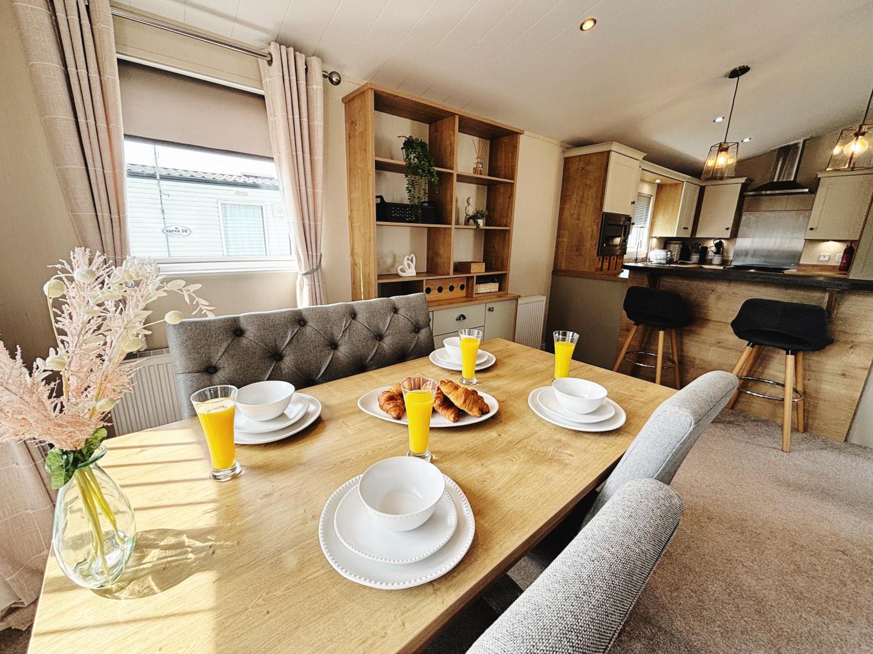 2 Lakeside, Luxury lodge with private garden & parking view 4
