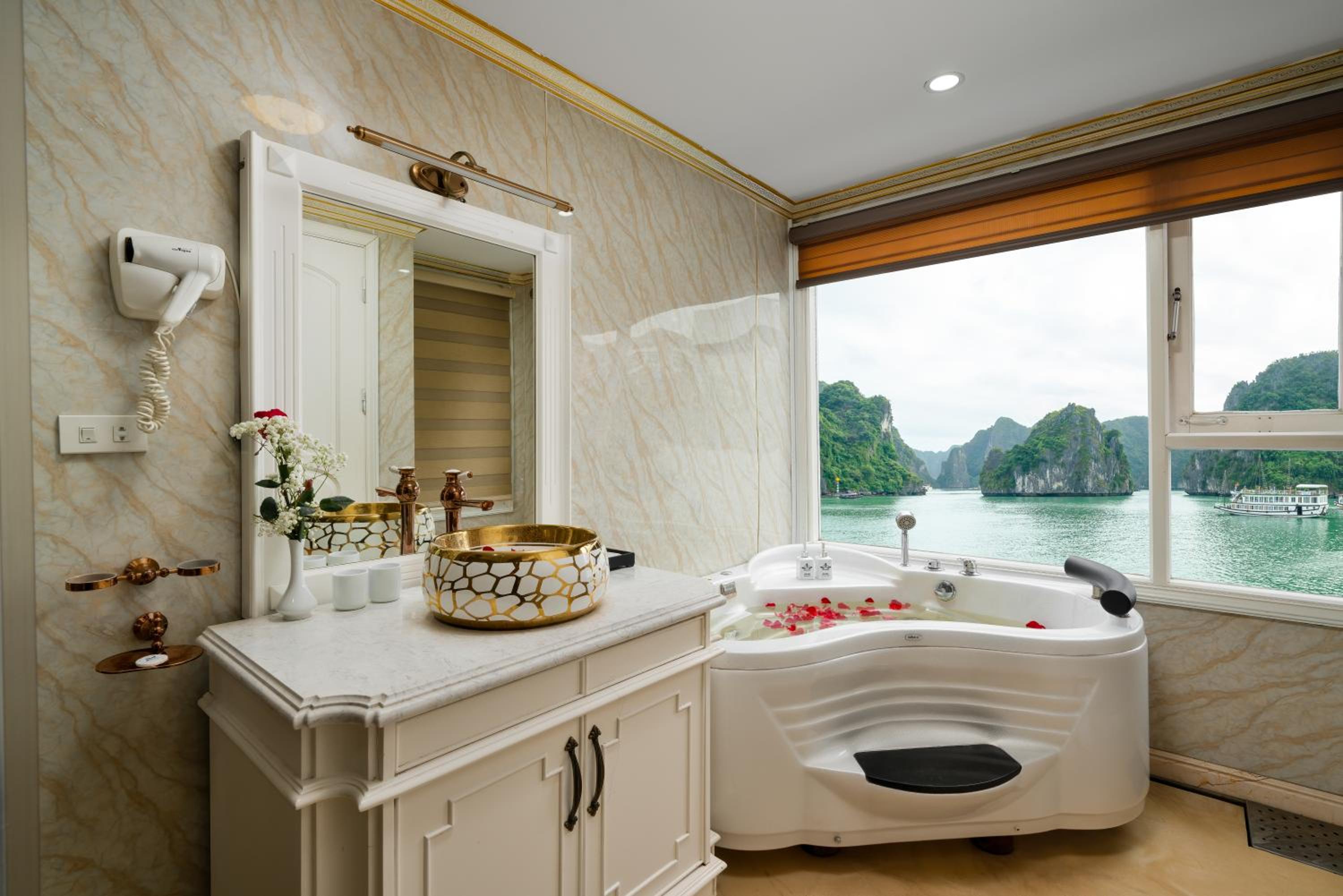 HaLONG AQUAMARINE ROYAL CRUISE