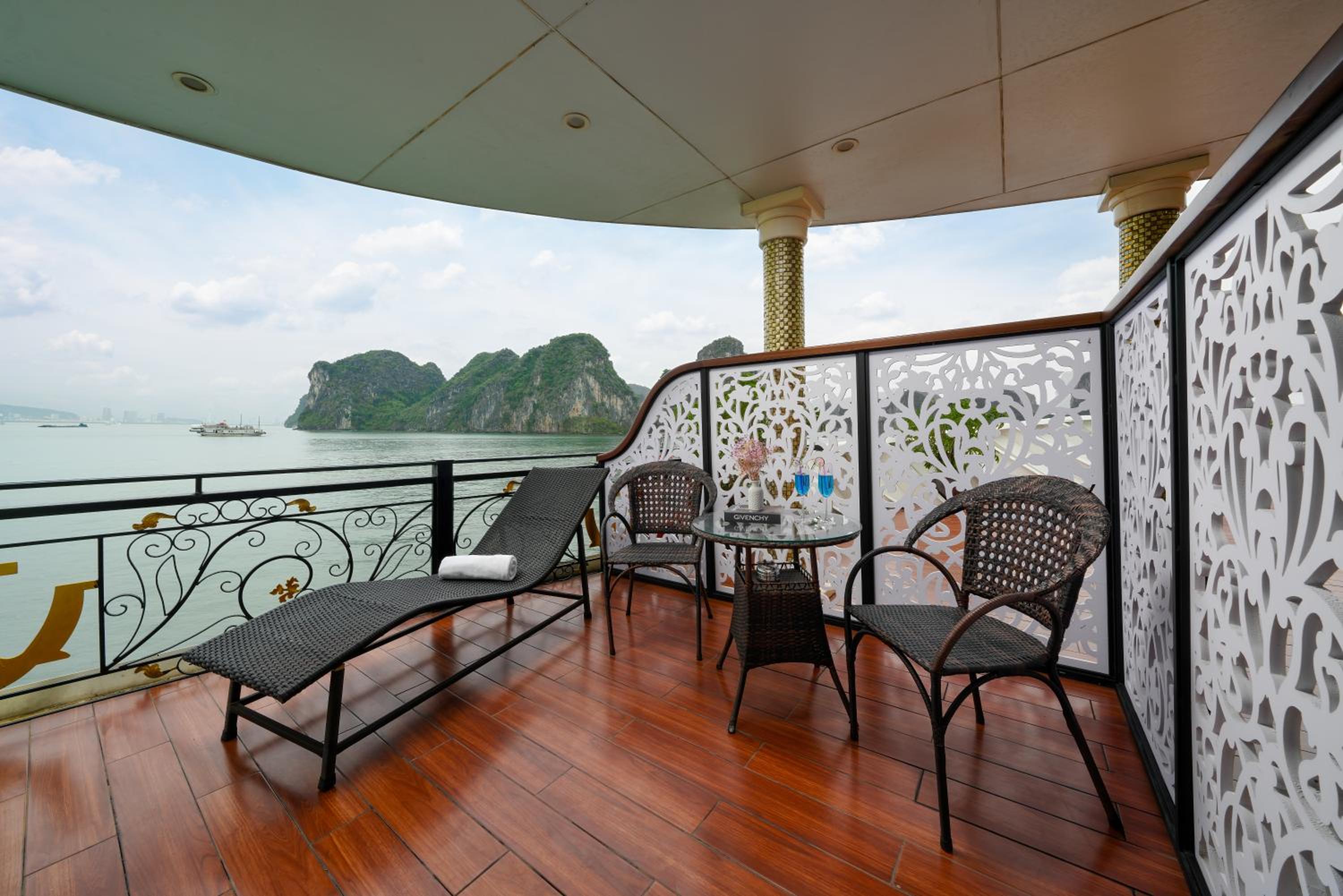 HaLONG AQUAMARINE ROYAL CRUISE