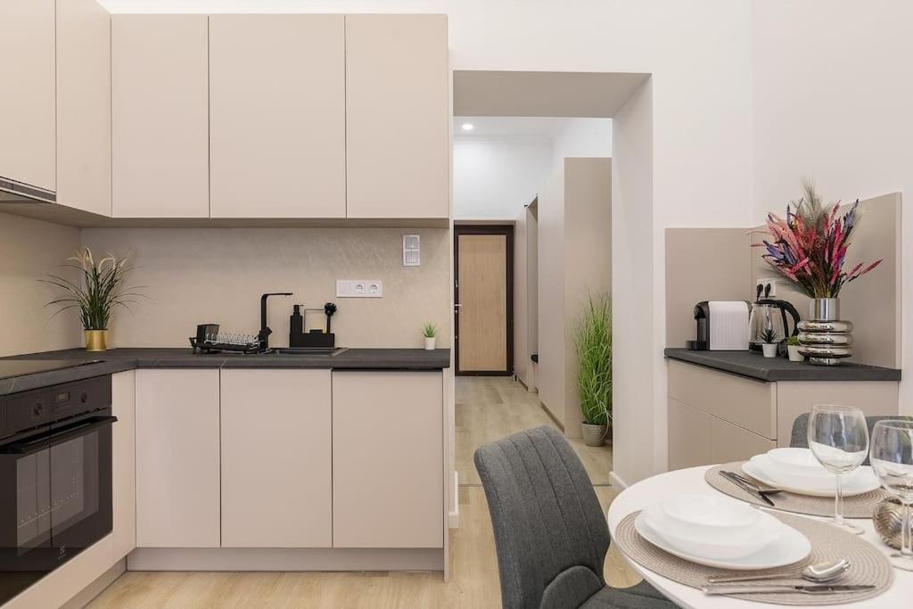 Deluxe Central Budapest Retreat - Free Parking