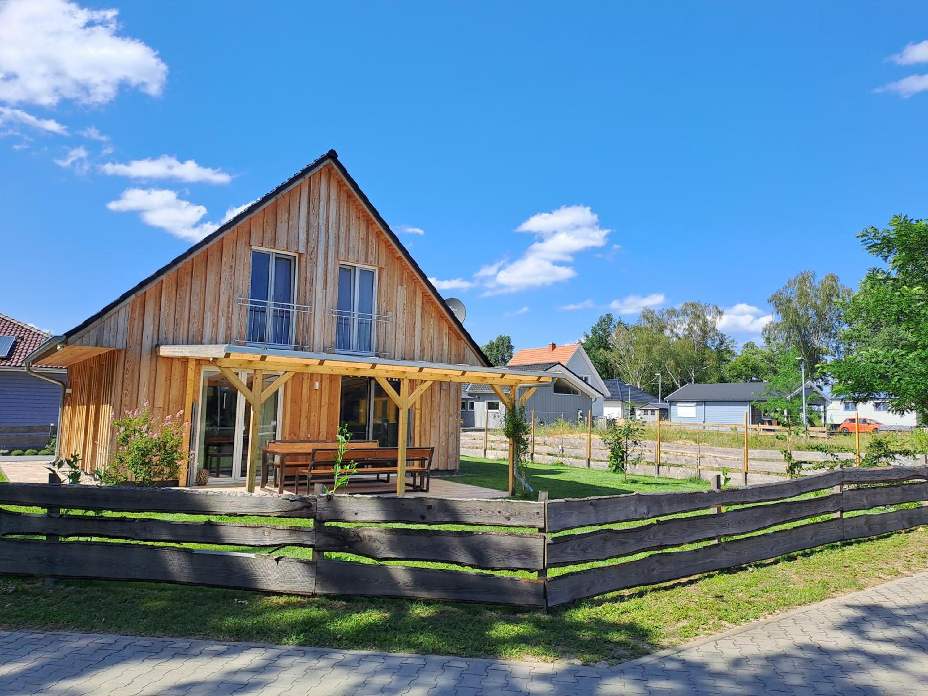 Haus am Seeufer mit Badestelle in 200m, große Sonnenterrasse, umzäunter Garten, Hunde willkommen