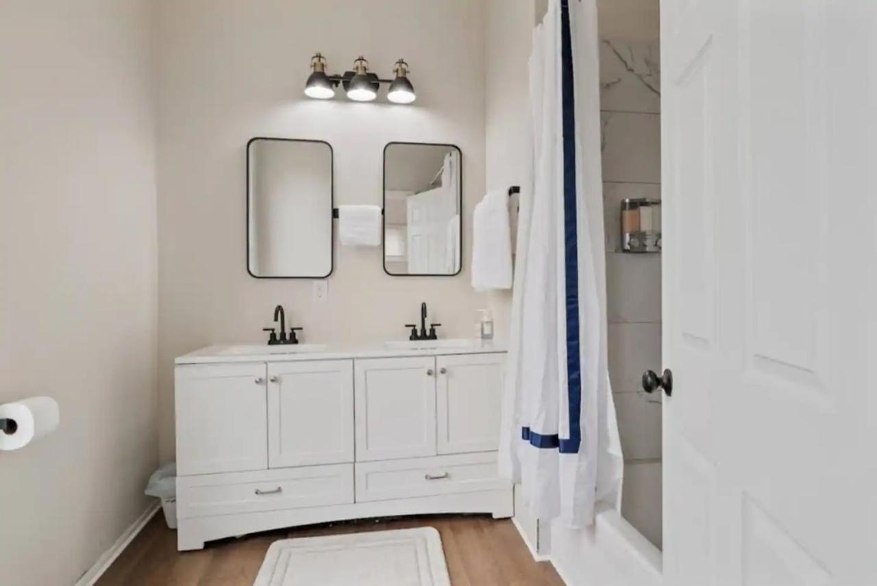 Historic Charming 2Story 10BR House - Sleep 20