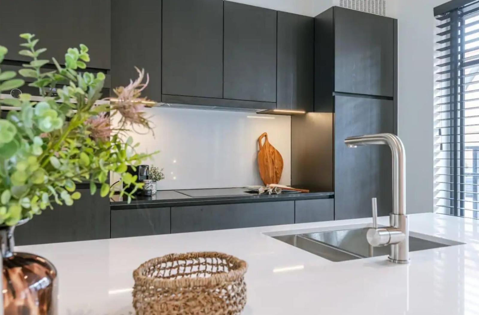 Poseidon Luxe gelijkvloers appartement met tuin ,terras en gratis parkeren ondergrondse staanplaats