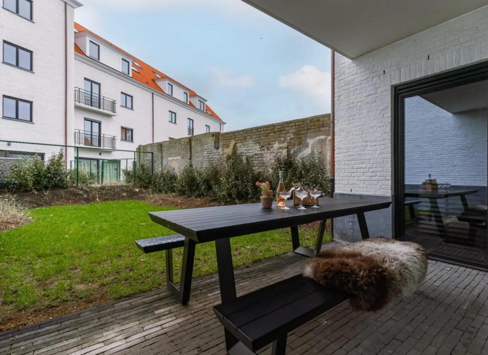 Poseidon Luxe gelijkvloers appartement met tuin ,terras en gratis parkeren ondergrondse staanplaats