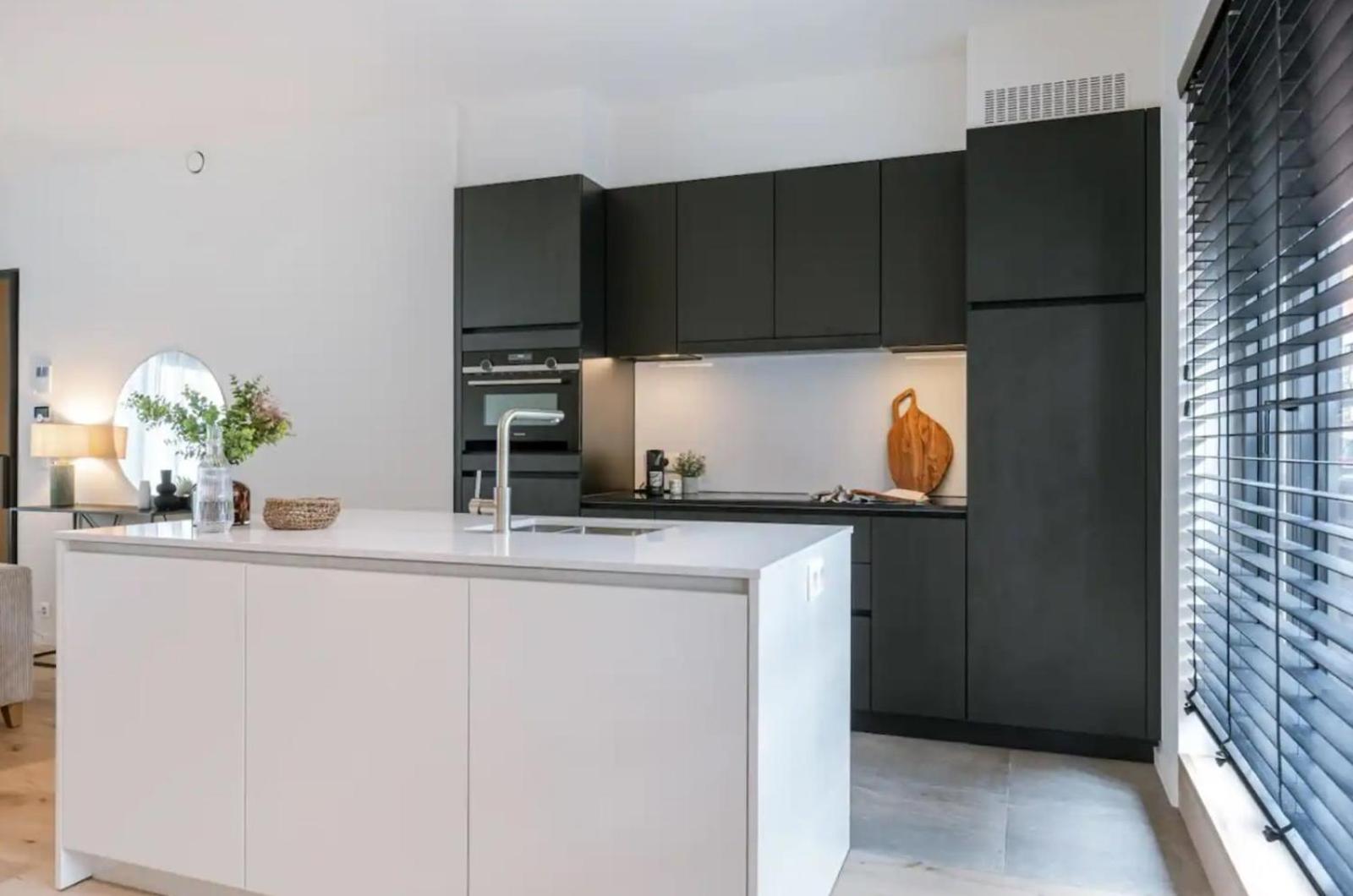 Poseidon Luxe gelijkvloers appartement met tuin ,terras en gratis parkeren ondergrondse staanplaats