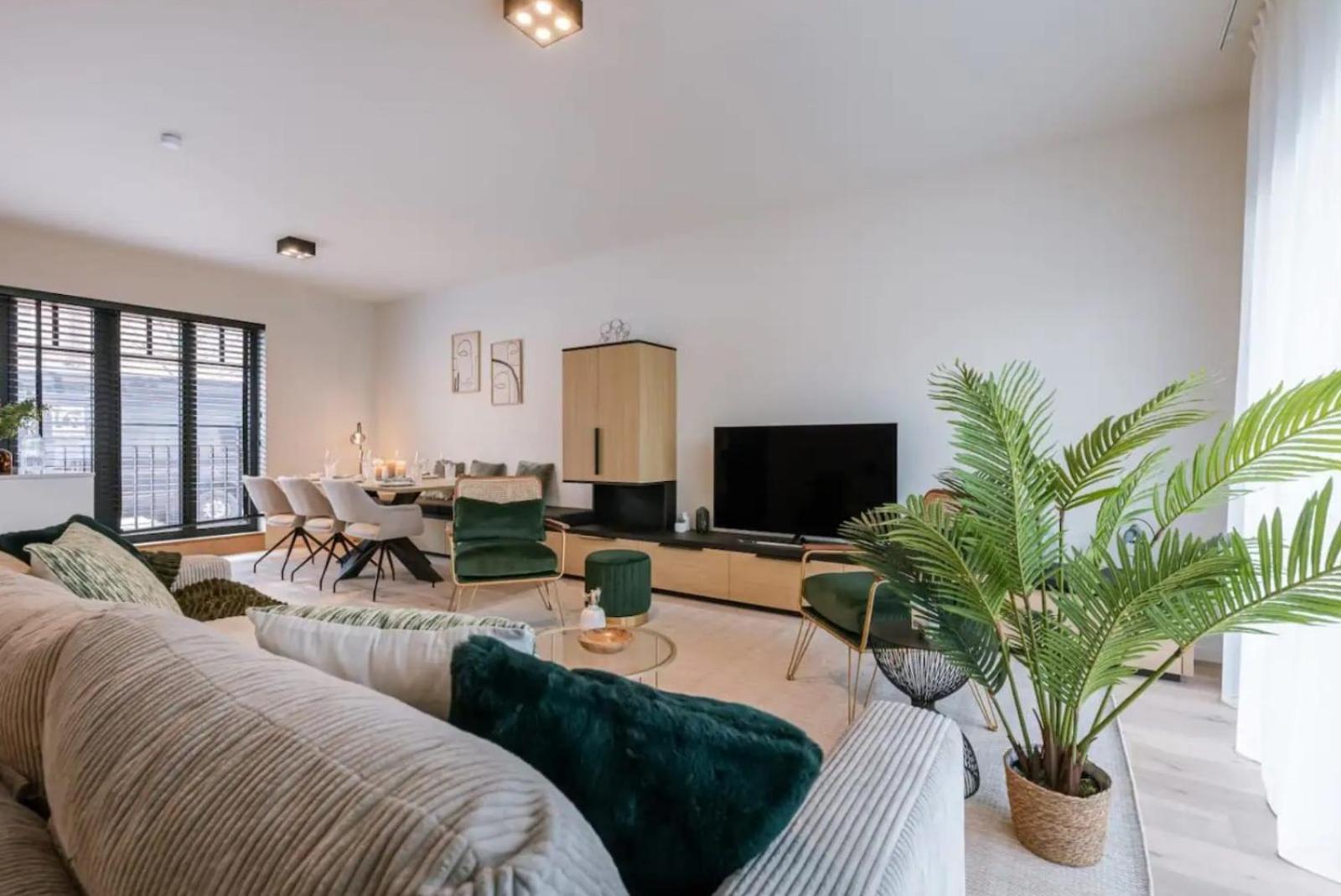 Poseidon Luxe gelijkvloers appartement met tuin ,terras en gratis parkeren ondergrondse staanplaats