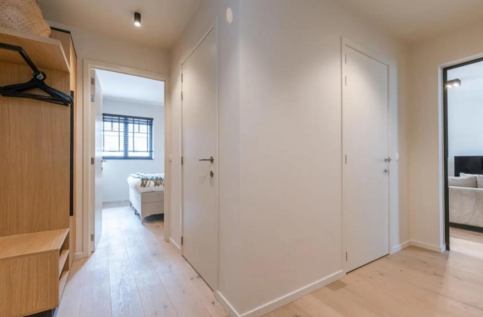 Poseidon Luxe gelijkvloers appartement met tuin ,terras en gratis parkeren ondergrondse staanplaats