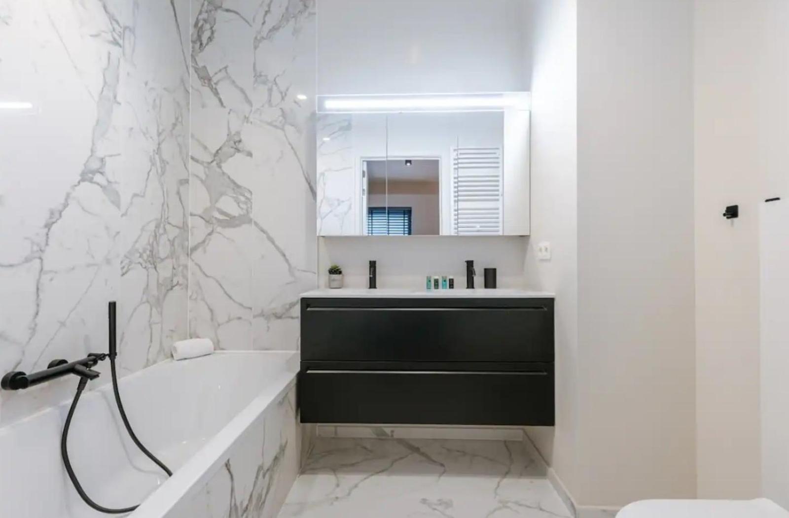 Poseidon Luxe gelijkvloers appartement met tuin ,terras en gratis parkeren ondergrondse staanplaats