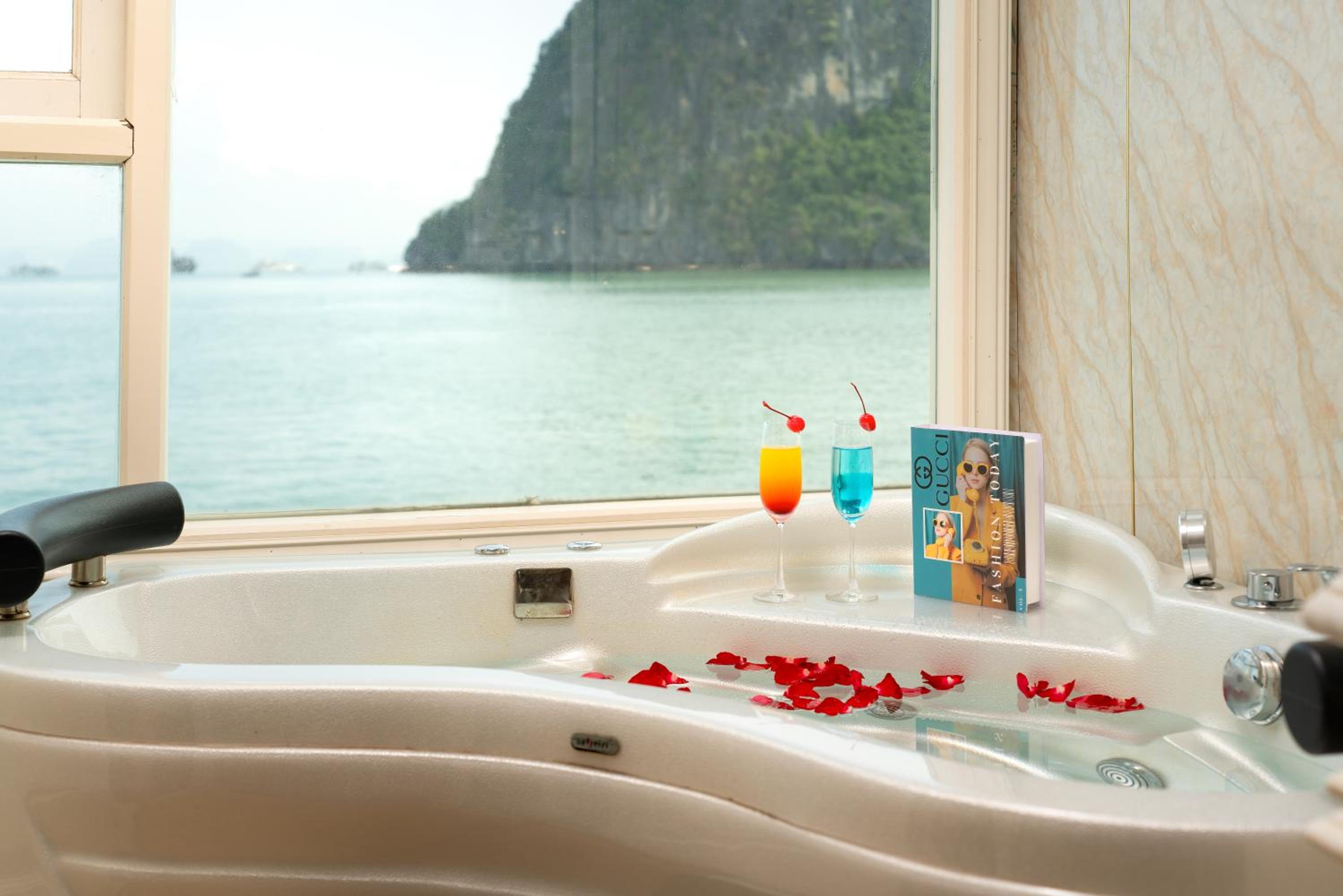 HaLONG AQUAMARINE ROYAL CRUISE
