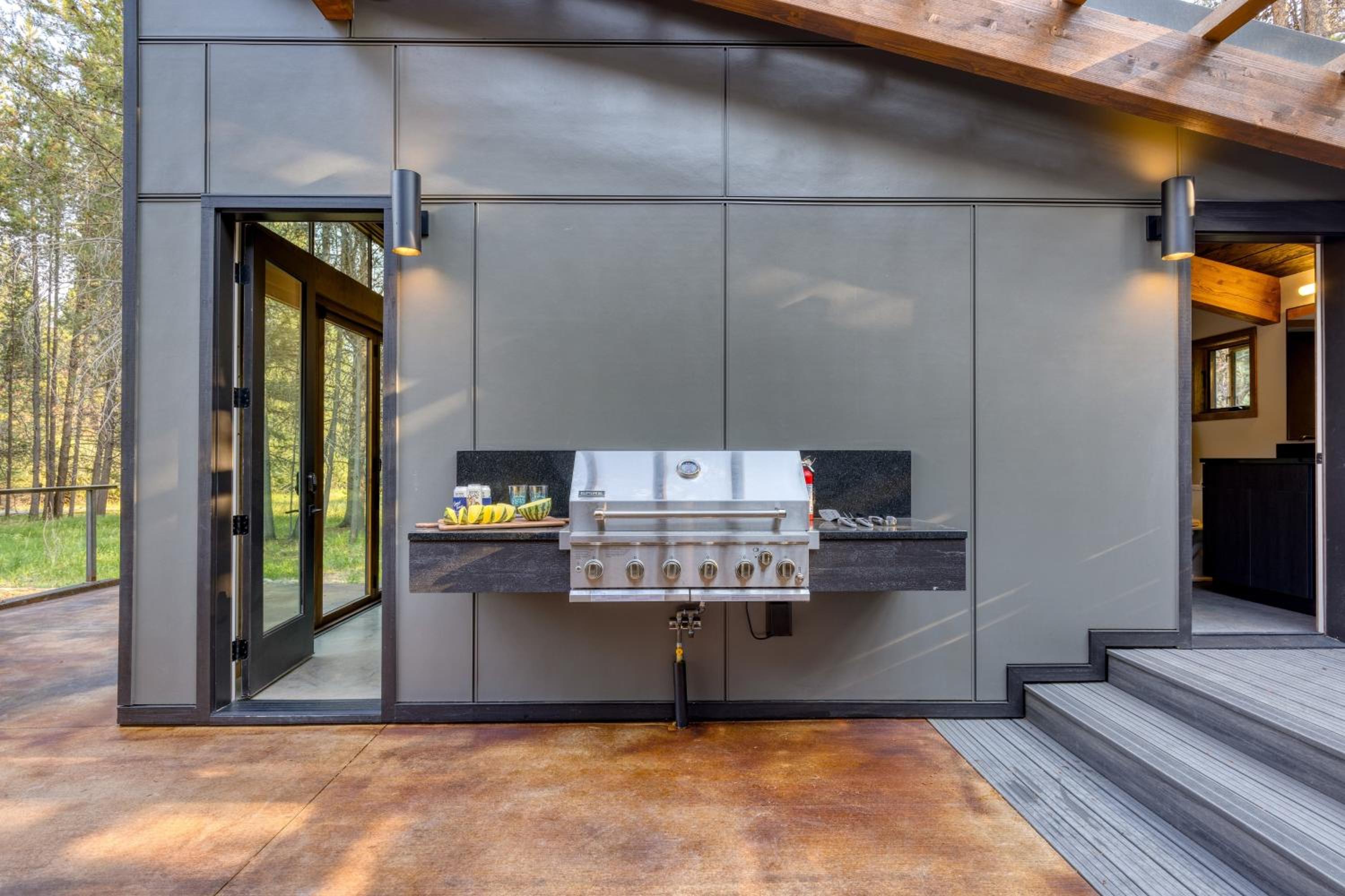 Newly Built • Sauna • Hot Tub • Cold Punge Lazy River Glamp-House by AvantStay