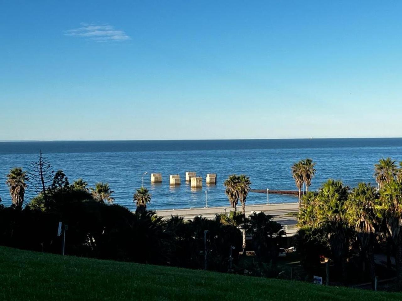Ocean Daze Brookes Hill Suites - Beachfront Flat view 4