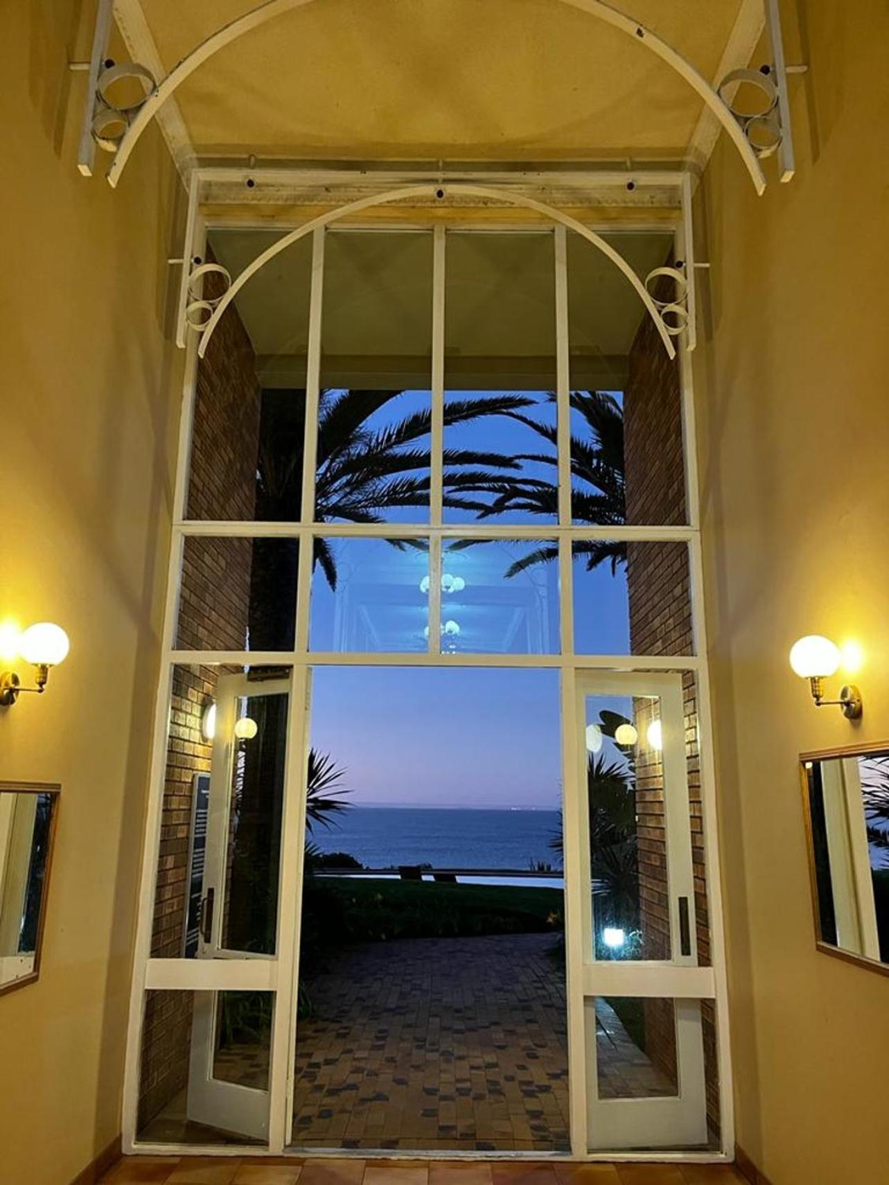 Ocean Daze Brookes Hill Suites - Beachfront Flat view 5