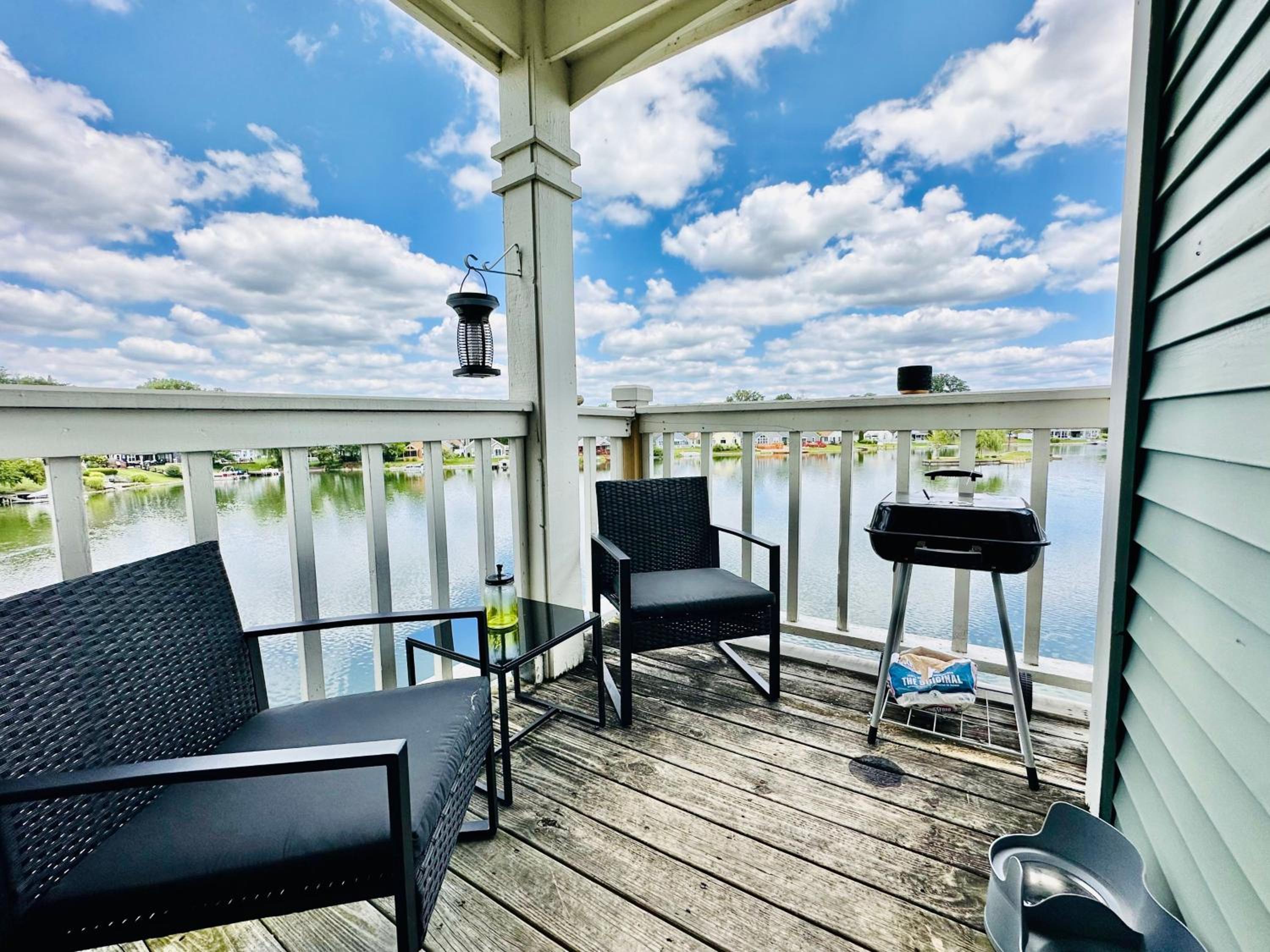 Waterfront King Suite w Balcony