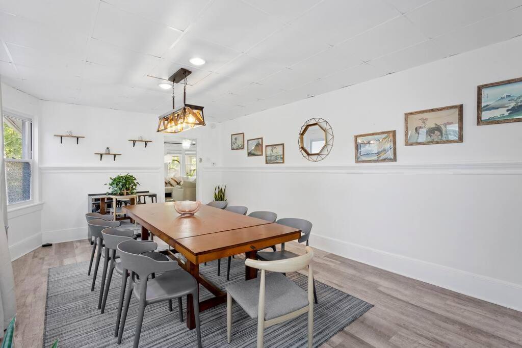 5BR 3BA Family Retreat 2 Blocks from Beach view 3