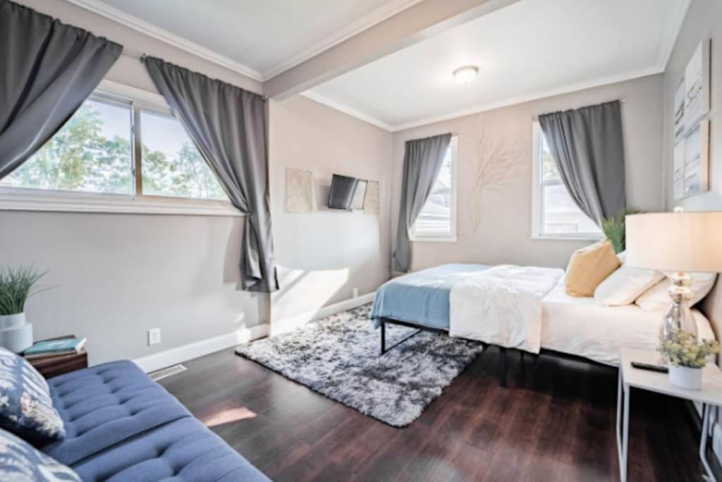 Chic 1BR Retreat with Sofa Bed, Free Parking