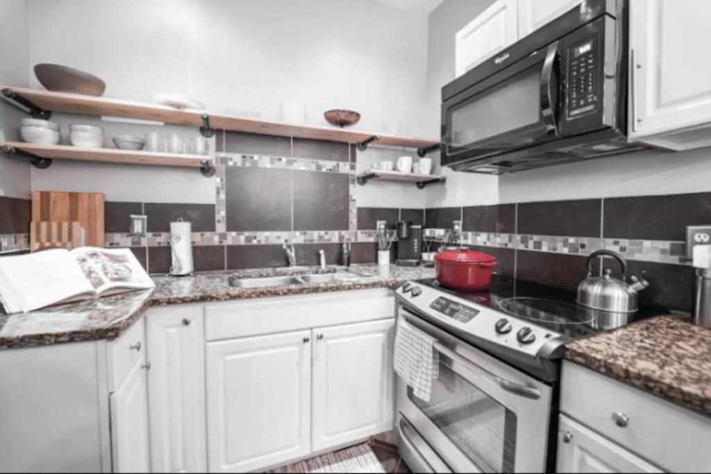 Chic 1BR Retreat with Sofa Bed, Free Parking