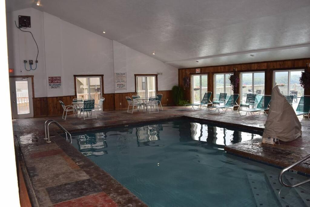 Cozy Cub, Breath taking Mtn views, Indoor pool view 4