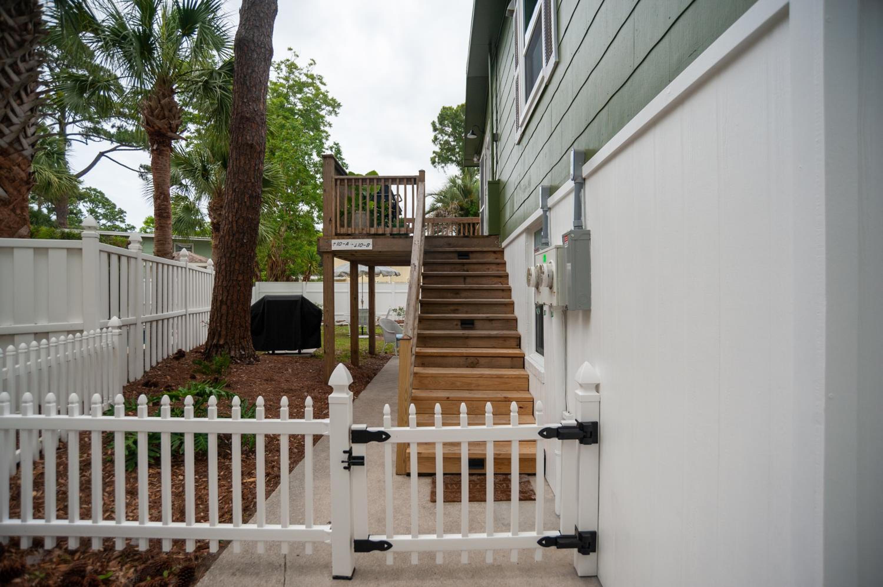 Newly Renovated Duplex, Upper Unit, 4th row from the beach view 2