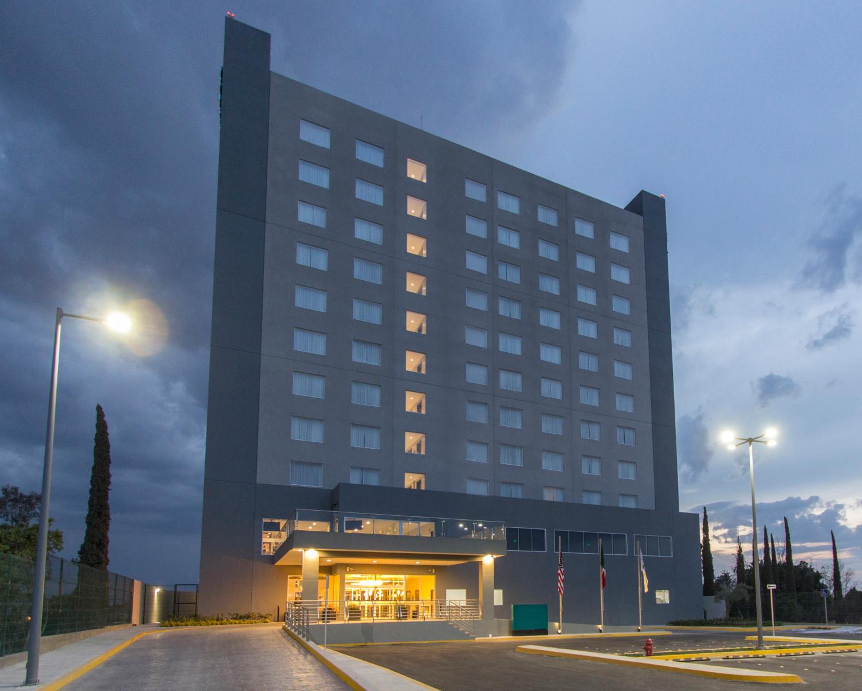 Hotel Fiesta Inn Suites Aeropuerto del Bajío - Image 1