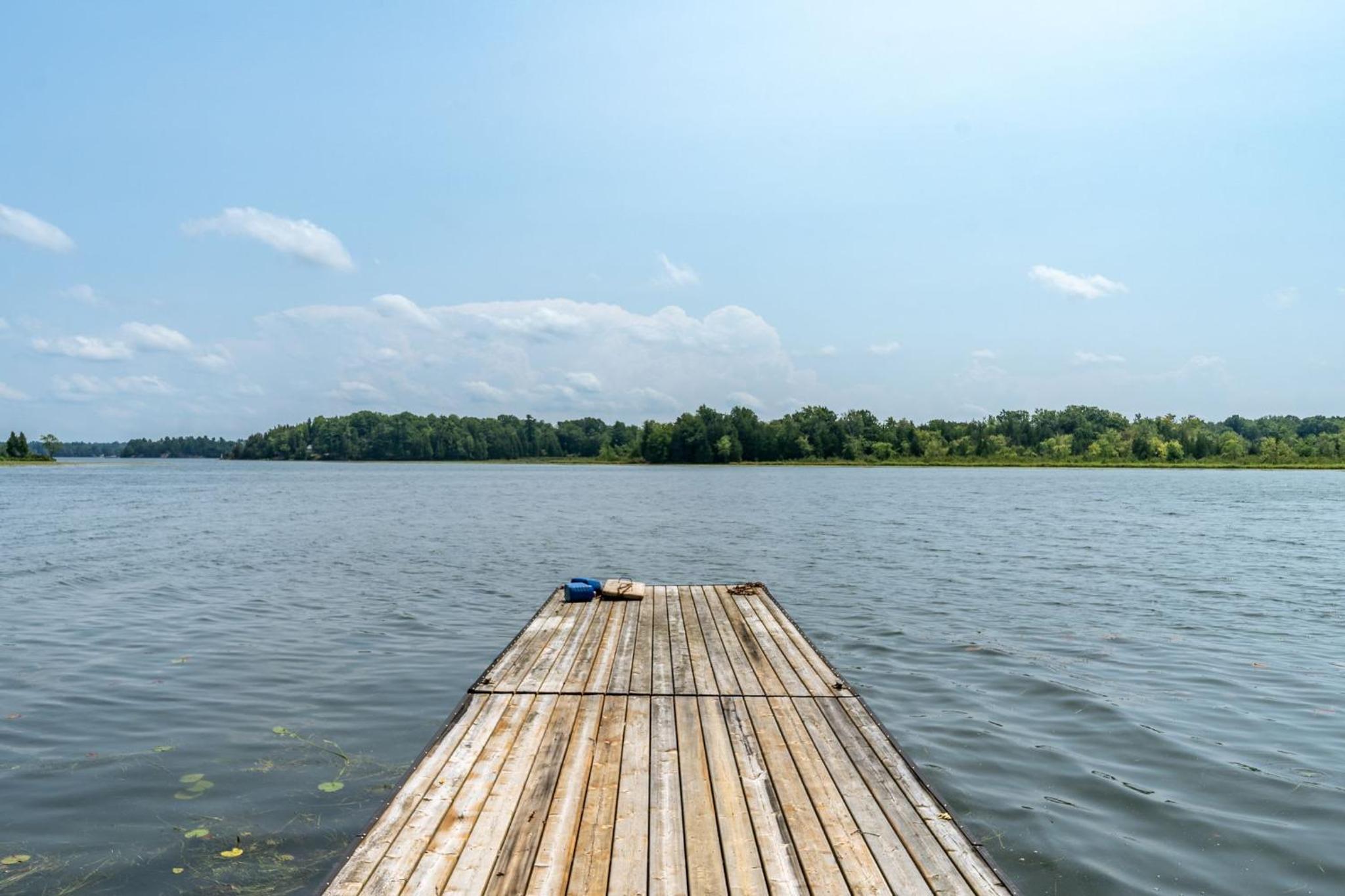 Private waterfront nature escape