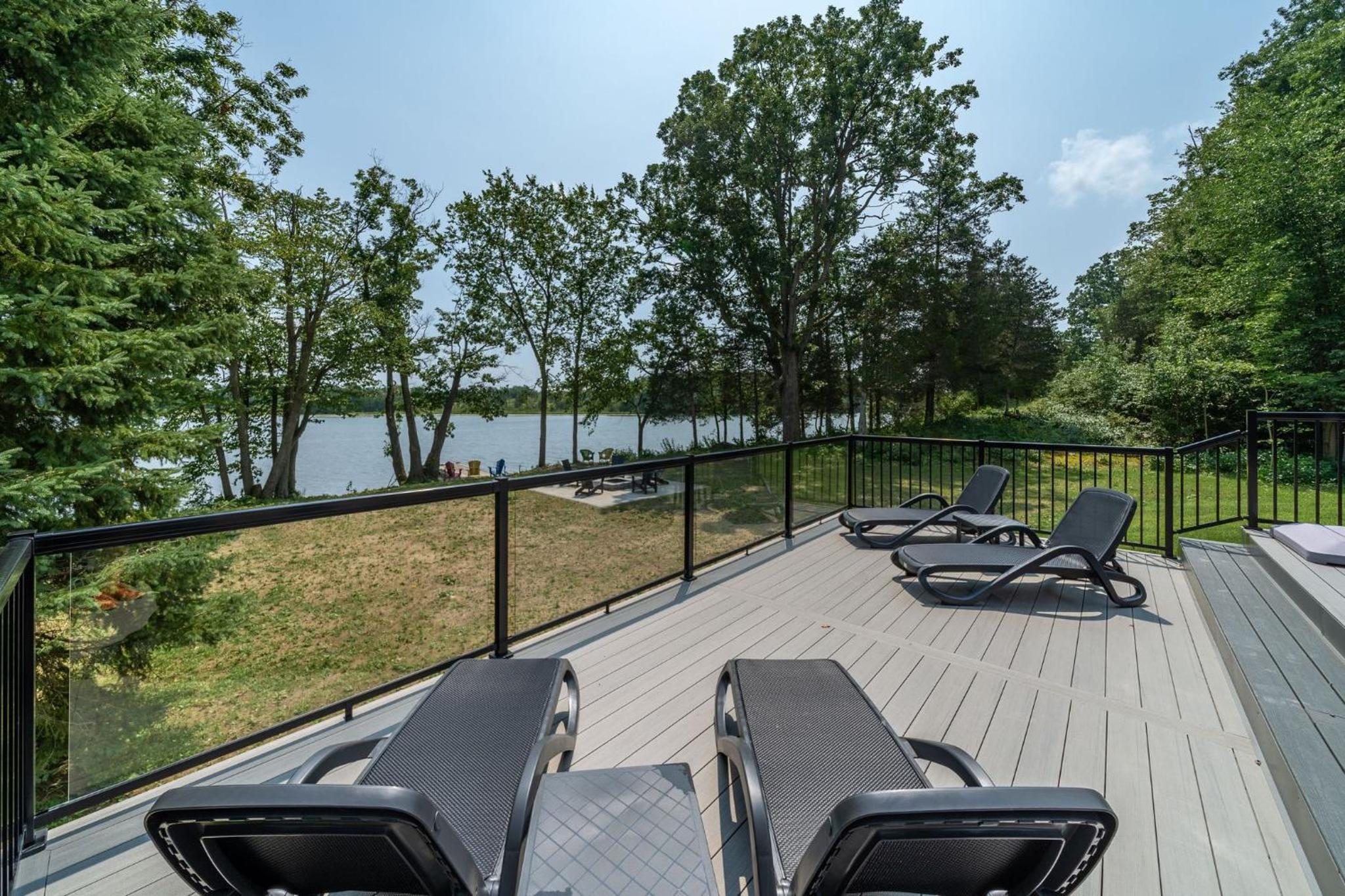 Private waterfront nature escape