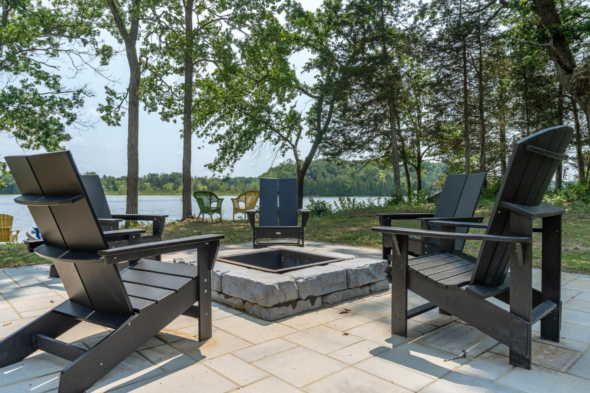 Private waterfront nature escape