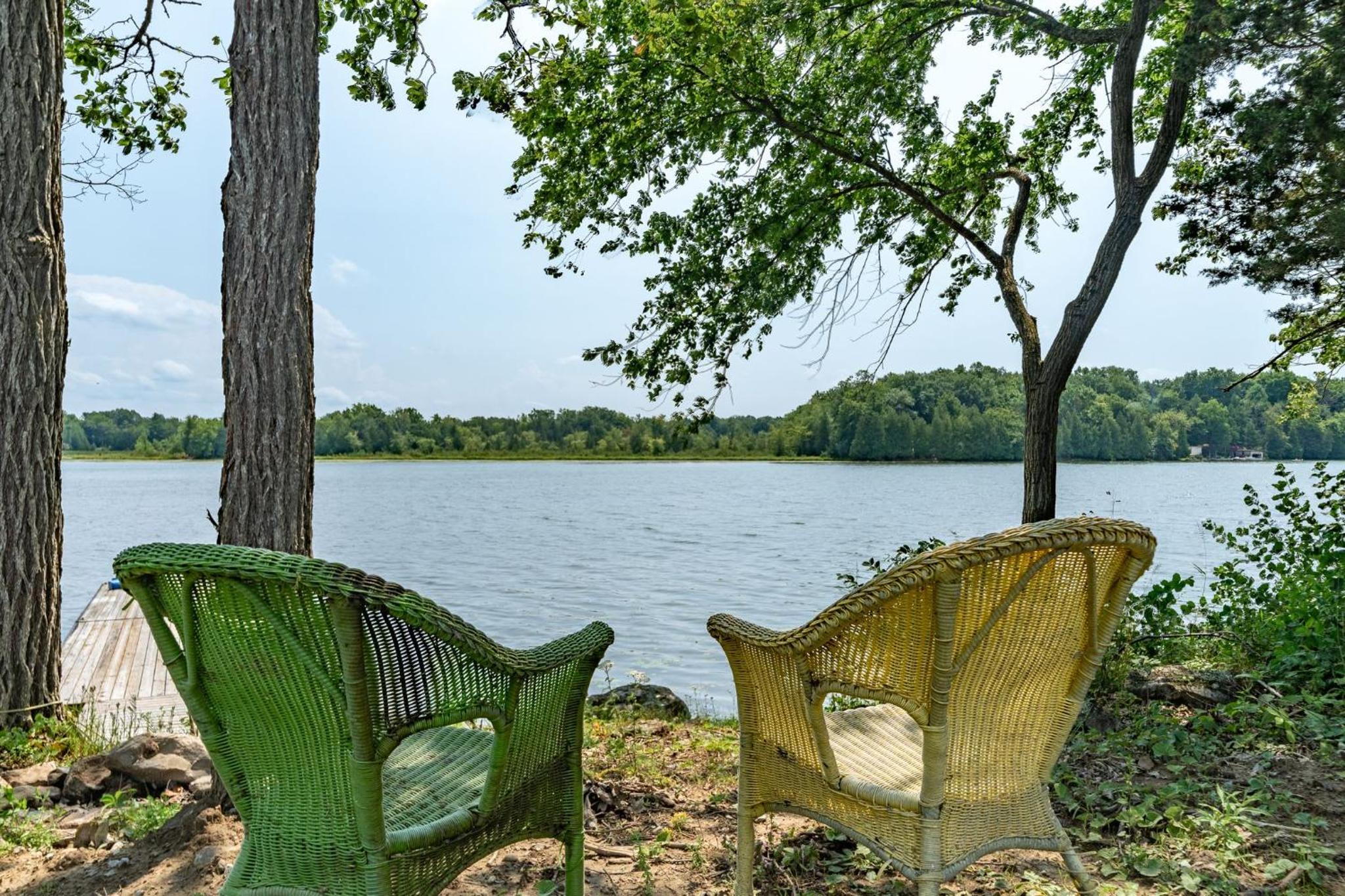 Private waterfront nature escape