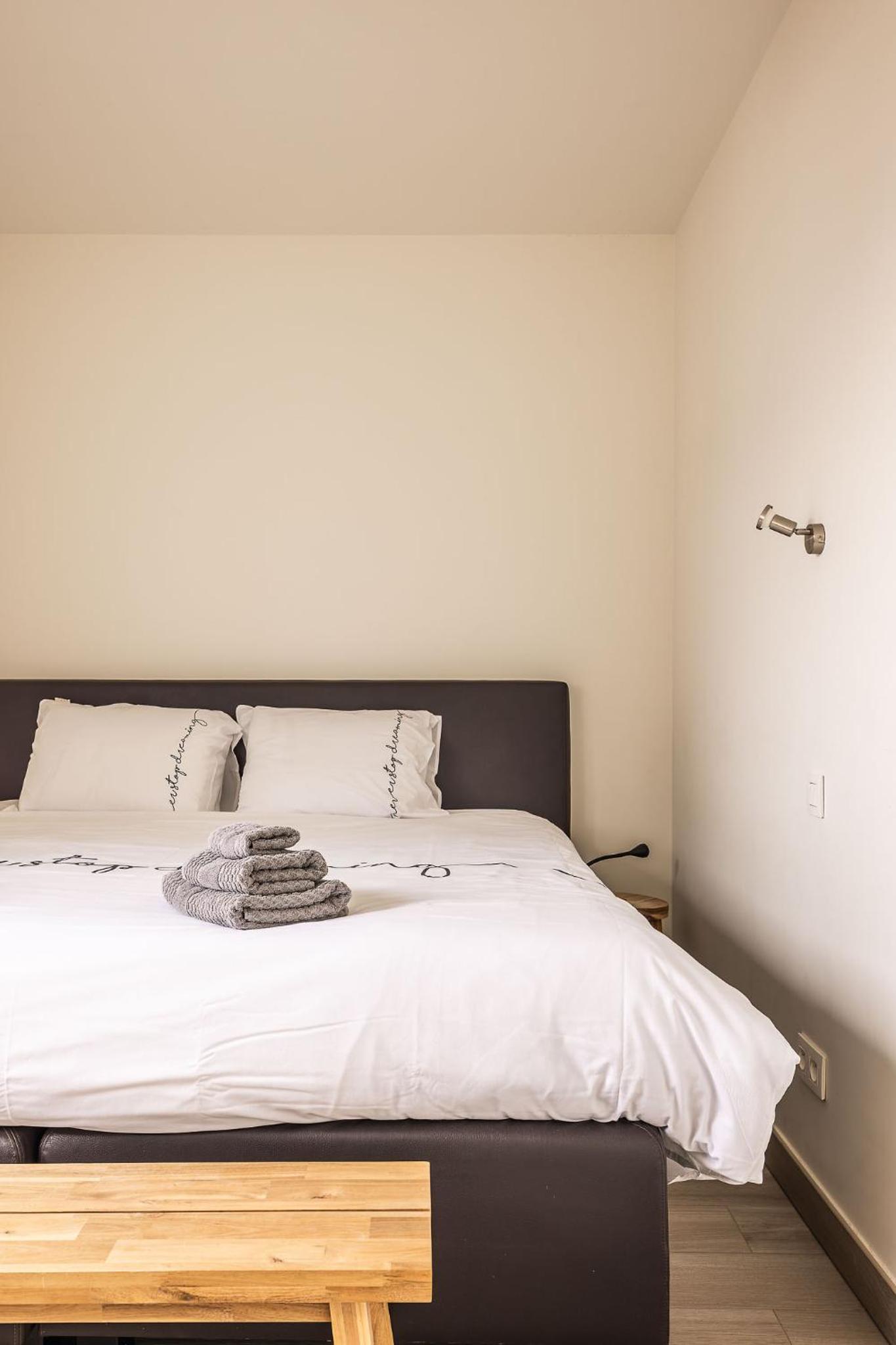 Red Rabbit Tourist and Business Flats with indoor parking - 1 to 5 or 6p - region gnt antwp brux
