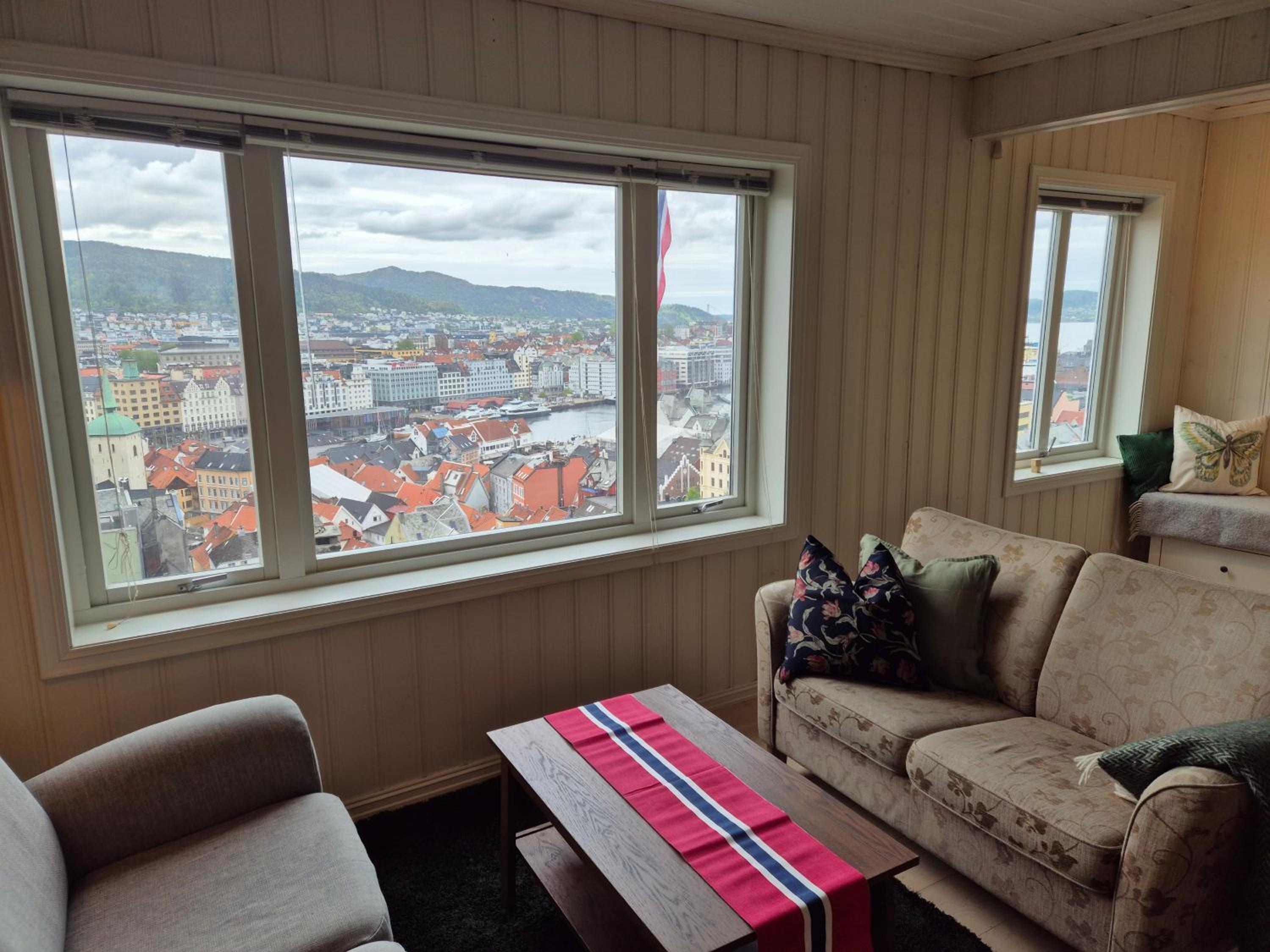Nydelig hus med privat hage og fantastisk utsikt over Fisketorget, Bryggen og Bergen sentrum