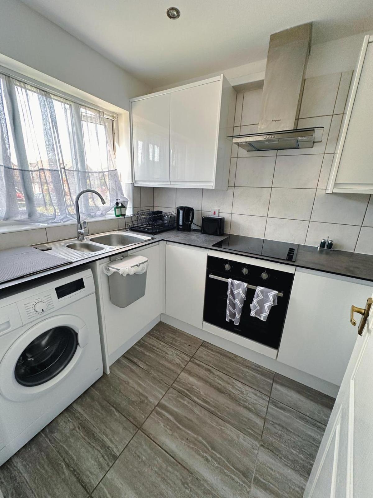 Great Contractor House with Private Garden Allocated Parking Close to Bedford River Embankment view 2