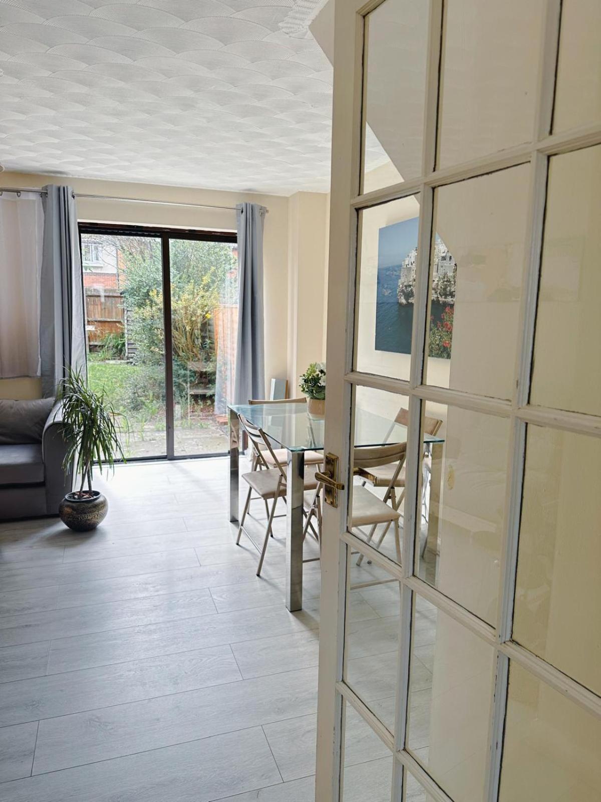 Great Contractor House with Private Garden Allocated Parking Close to Bedford River Embankment view 3