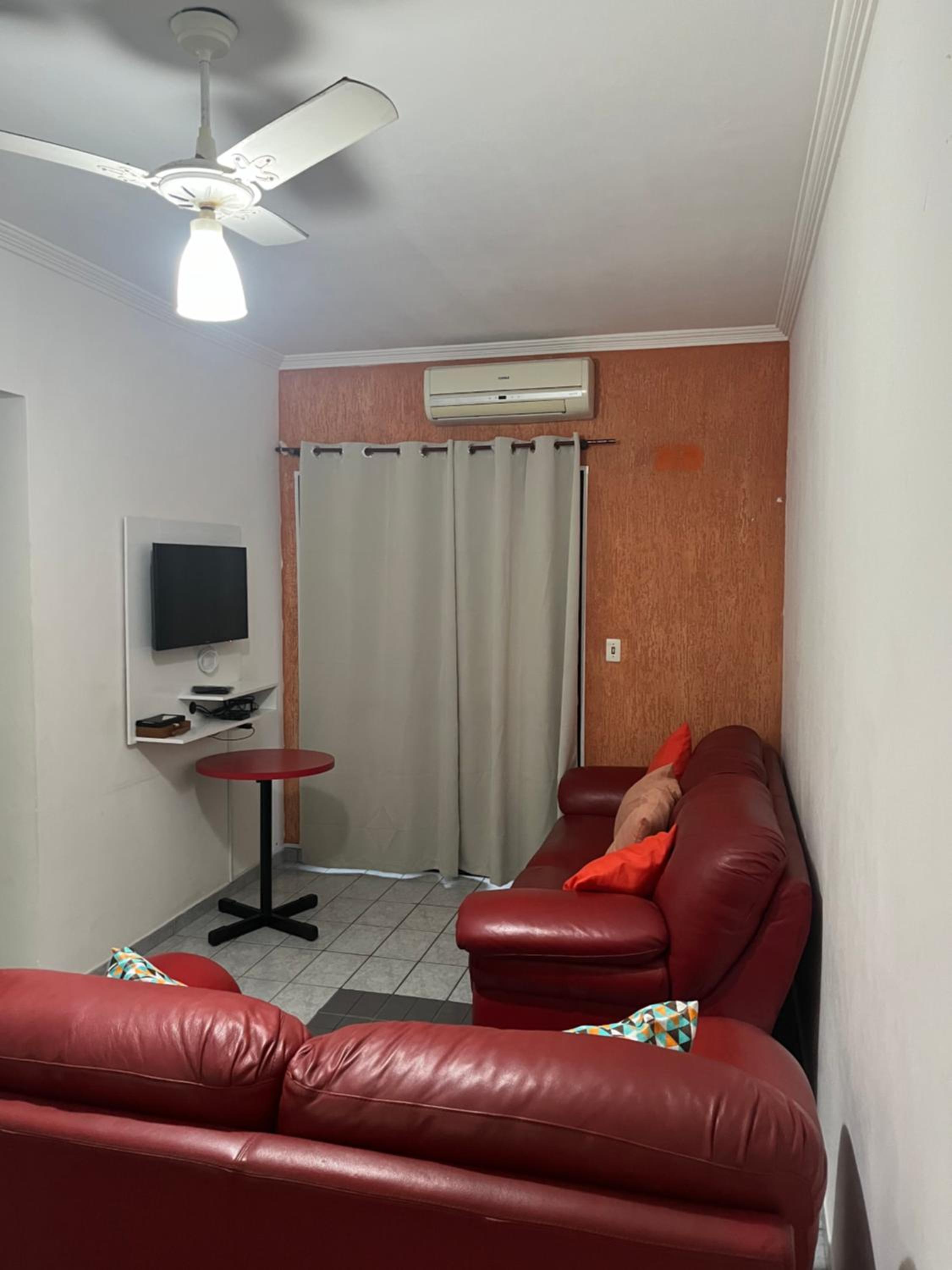 Ap Canto do Forte com Wi-Fi, TV e varanda