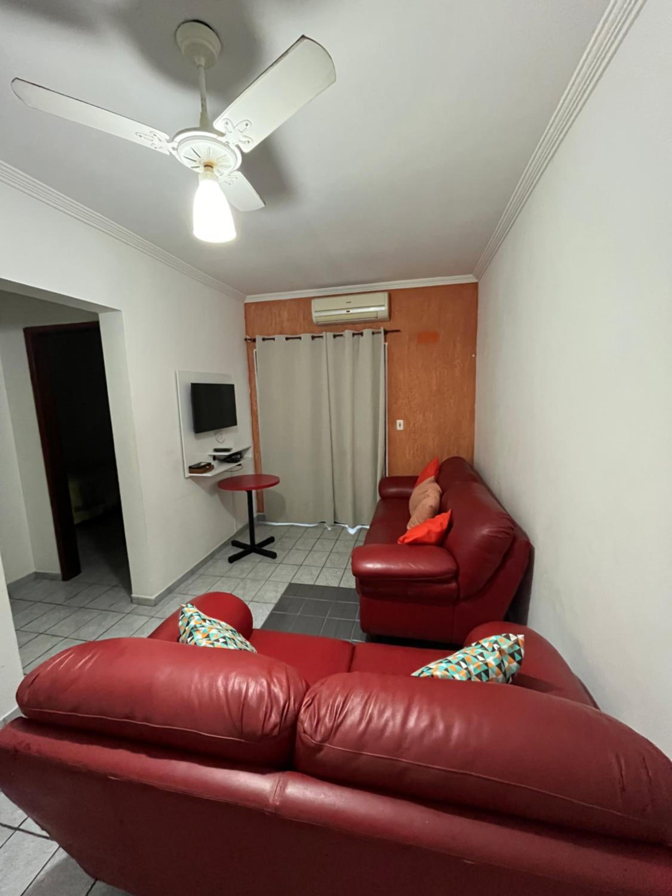 Ap Canto do Forte com Wi-Fi, TV e varanda