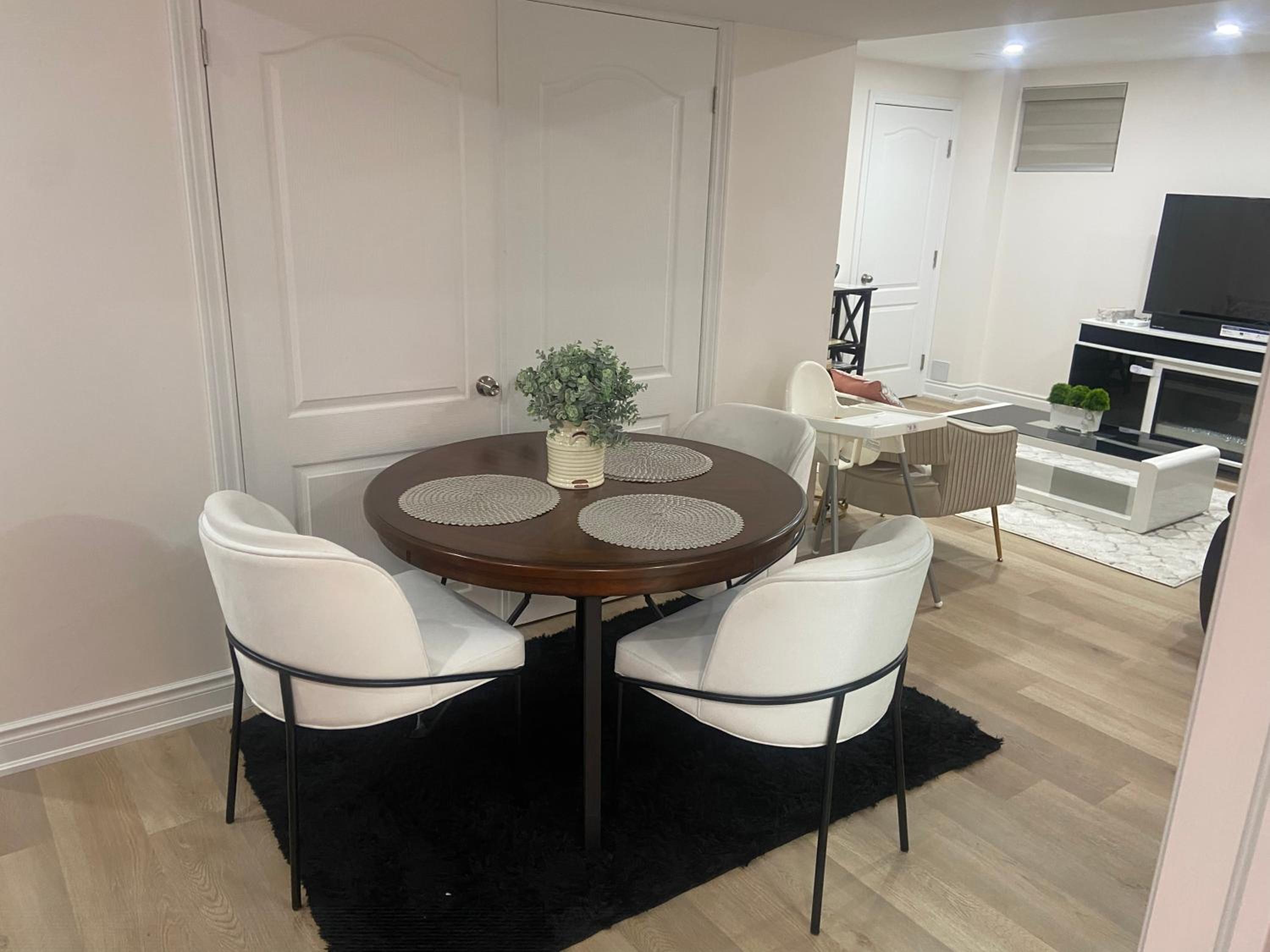Beautiful 2-bedroom basement apartment in center of Milton