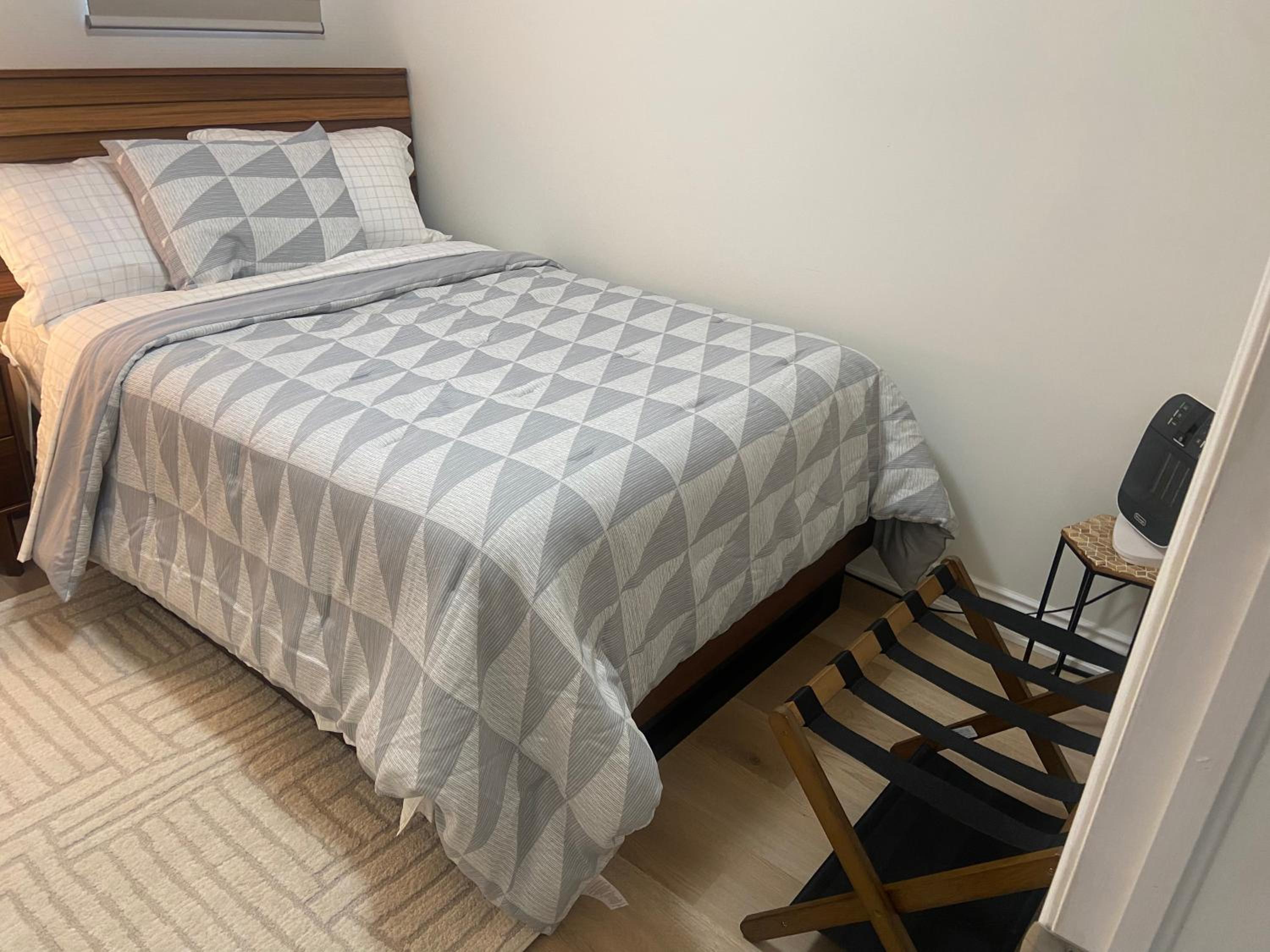 Beautiful 2-bedroom basement apartment in center of Milton