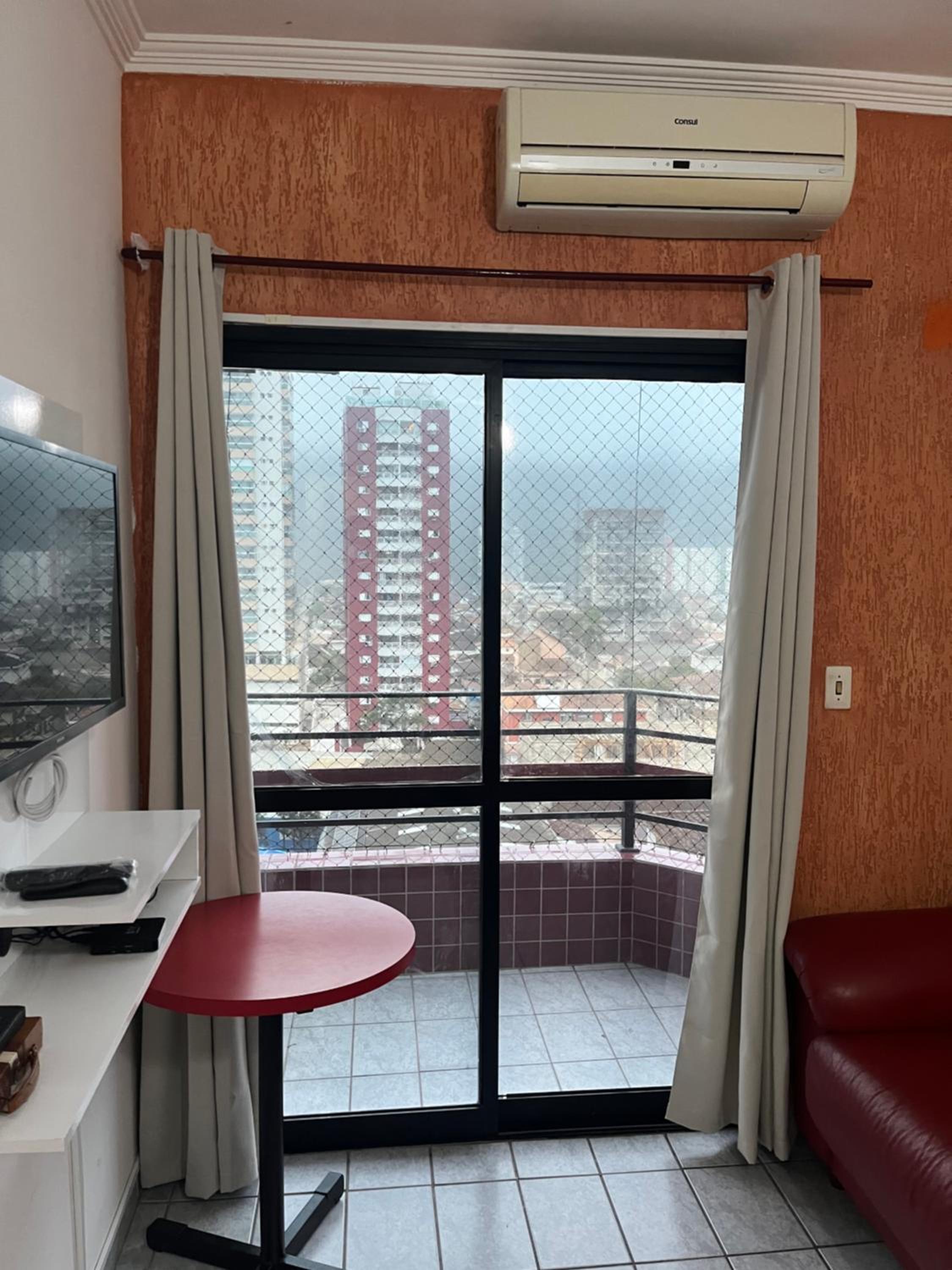 Ap Canto do Forte com Wi-Fi, TV e varanda
