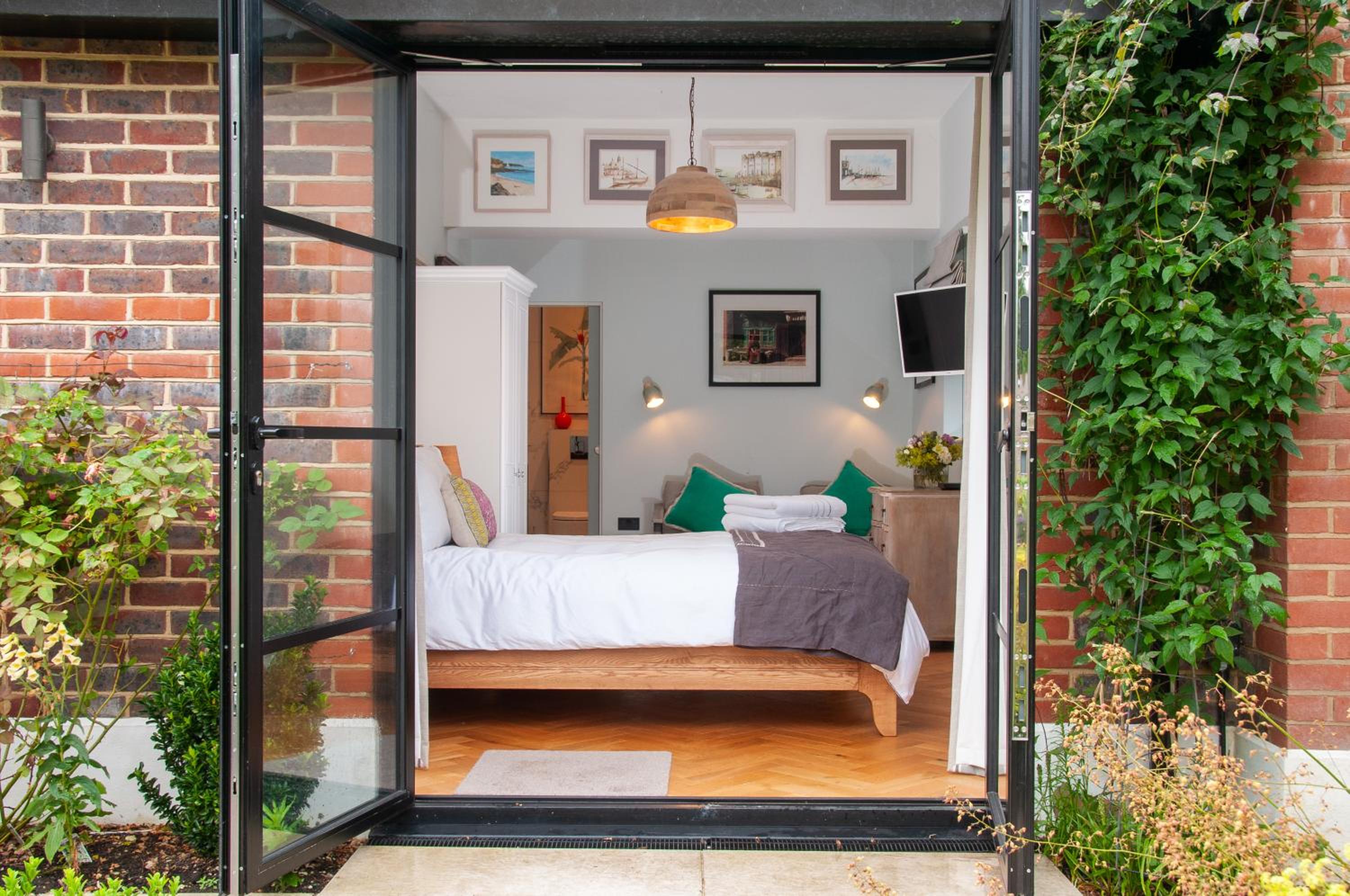 Bosham - Separate and self-contained double garden suite