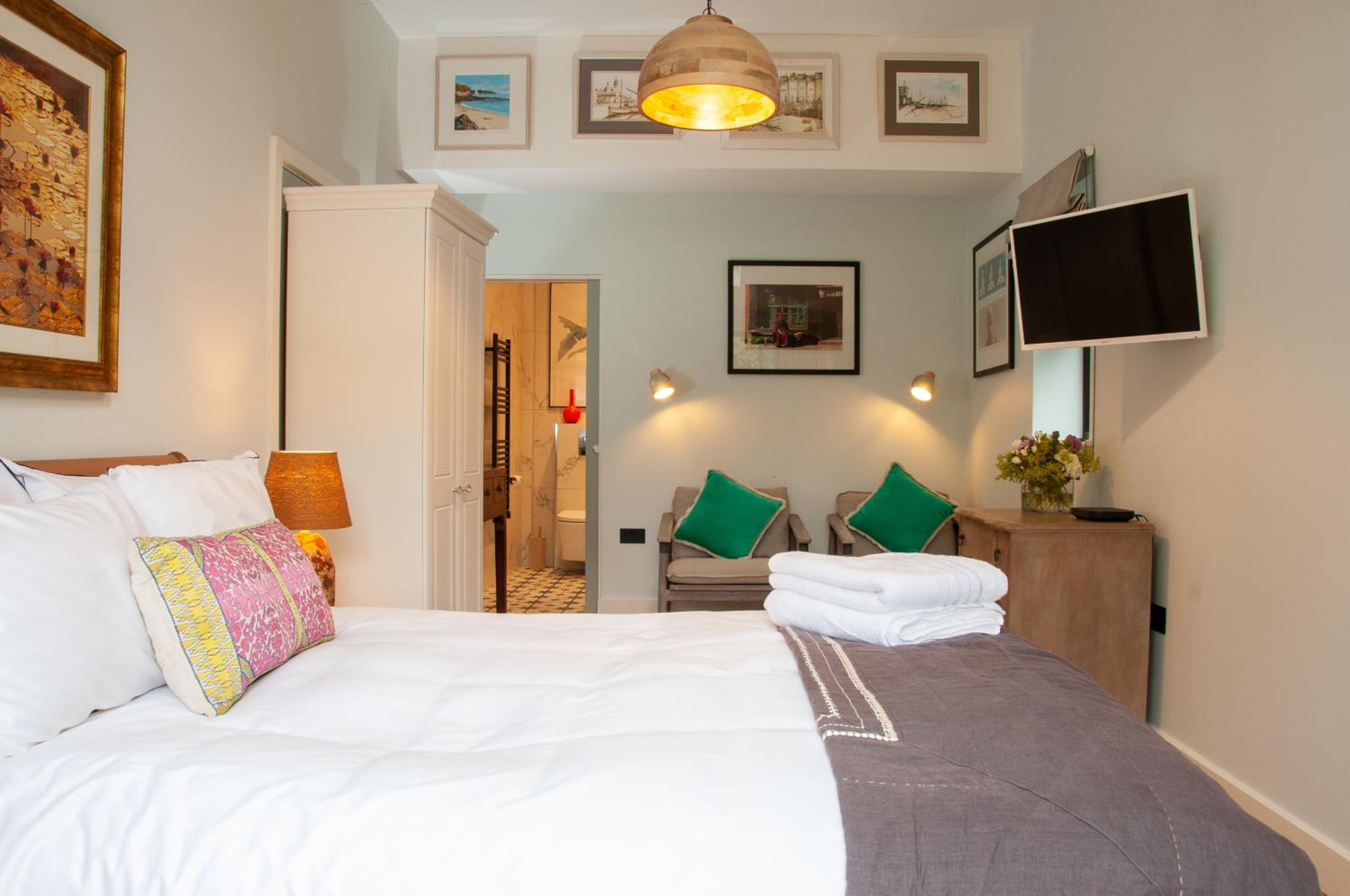 Bosham - Separate and self-contained double garden suite