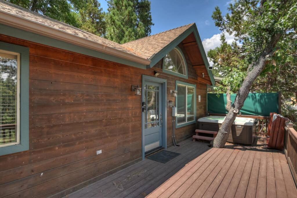 Cozy Bear Cabin With AC Hot Tub MountainViews