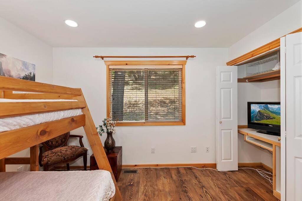 Cozy Bear Cabin With AC Hot Tub MountainViews