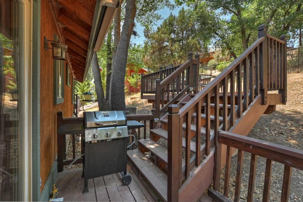 Cozy Bear Cabin With AC Hot Tub MountainViews