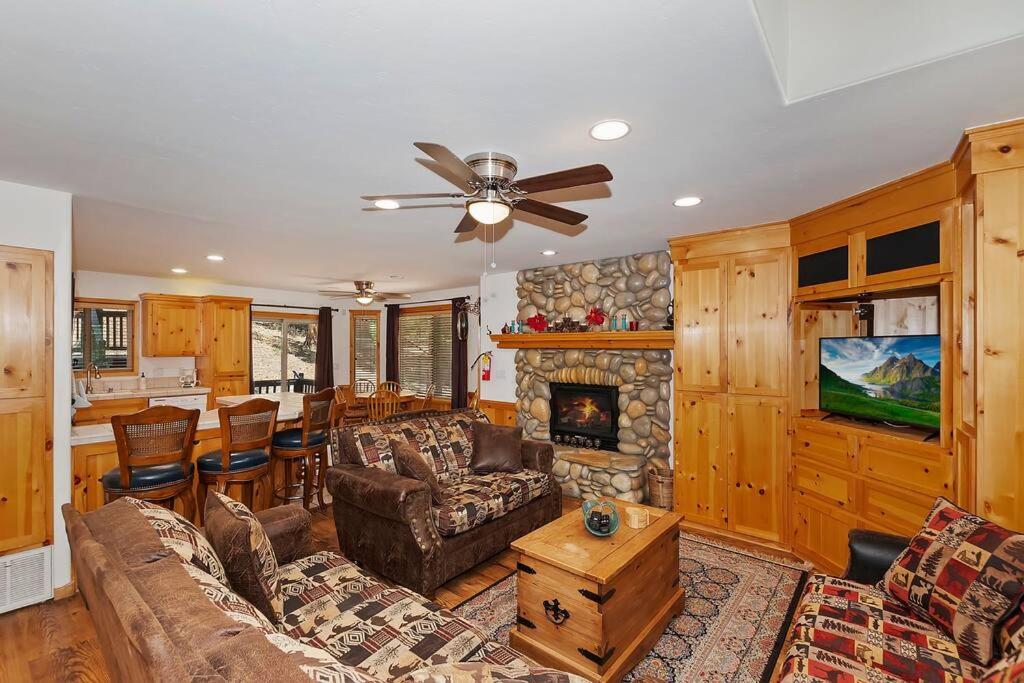 Cozy Bear Cabin With AC Hot Tub MountainViews
