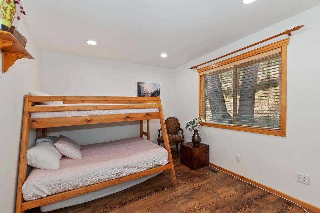 Cozy Bear Cabin With AC Hot Tub MountainViews