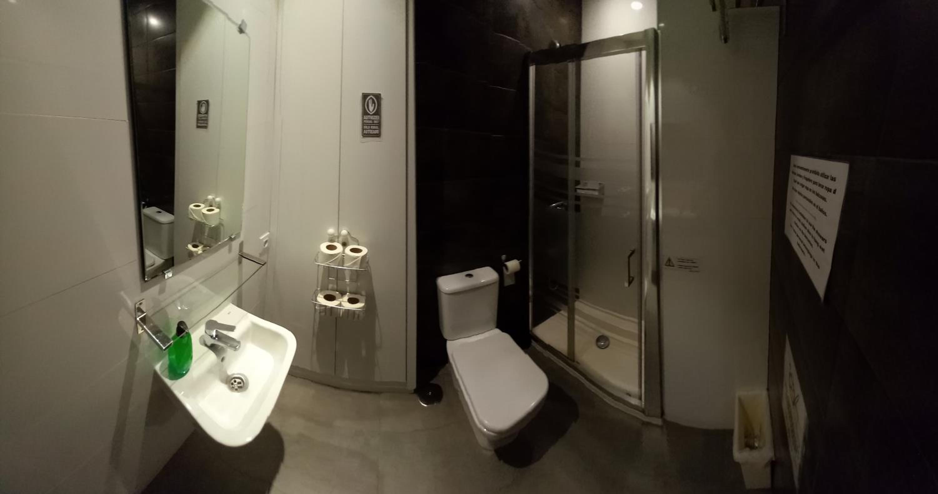 Hostel Central Sevilla en Seville — bathroom