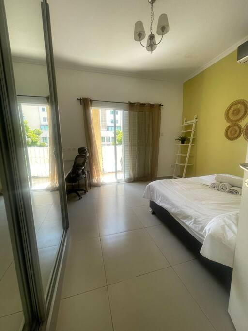 Stylish Beach Apartment & Free Parking