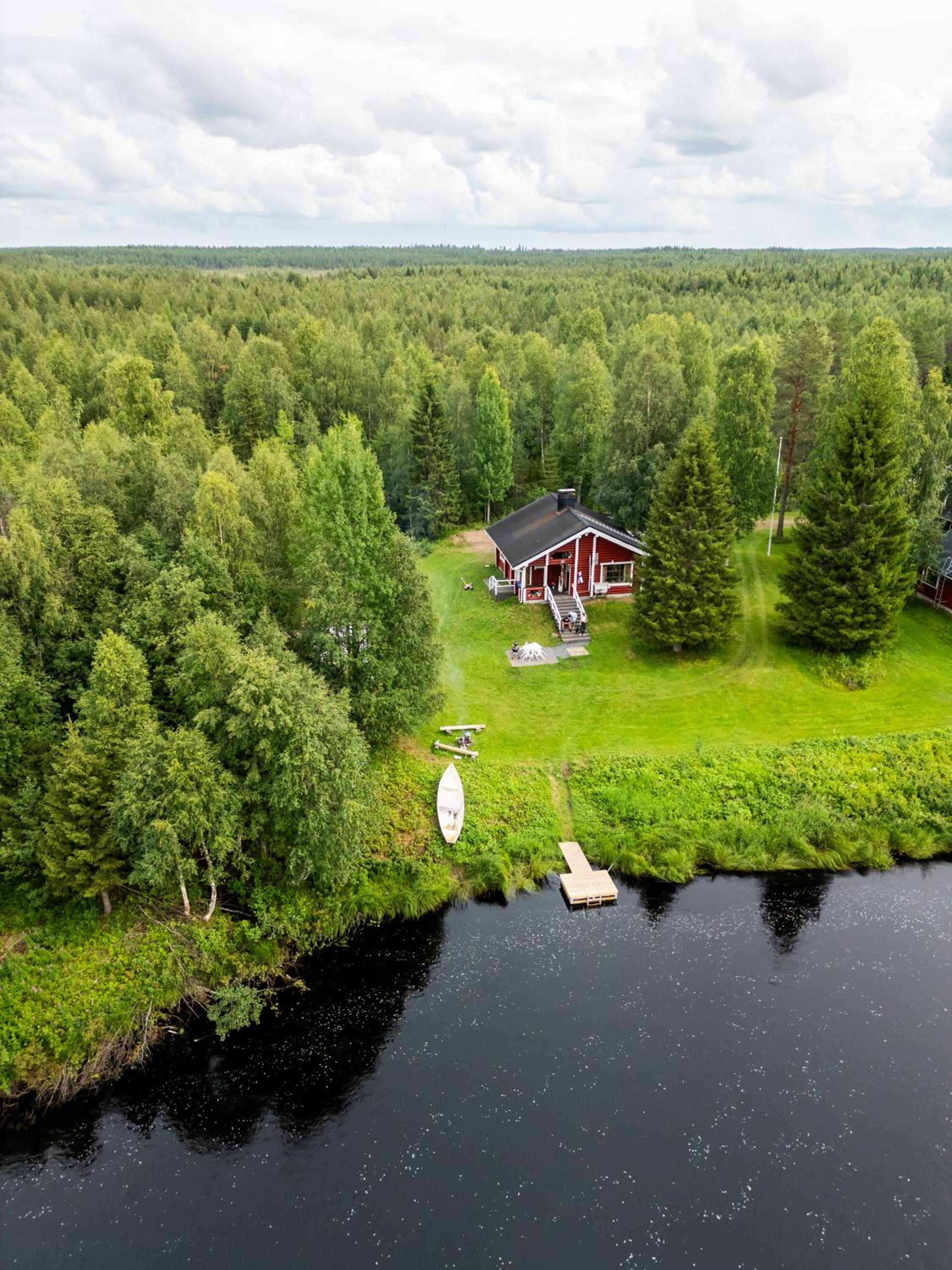 Lapin Villa Hiisi joen rannalla