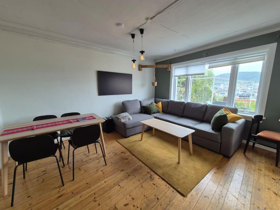 Nydelig hus med privat hage og fantastisk utsikt over Fisketorget, Bryggen og Bergen sentrum