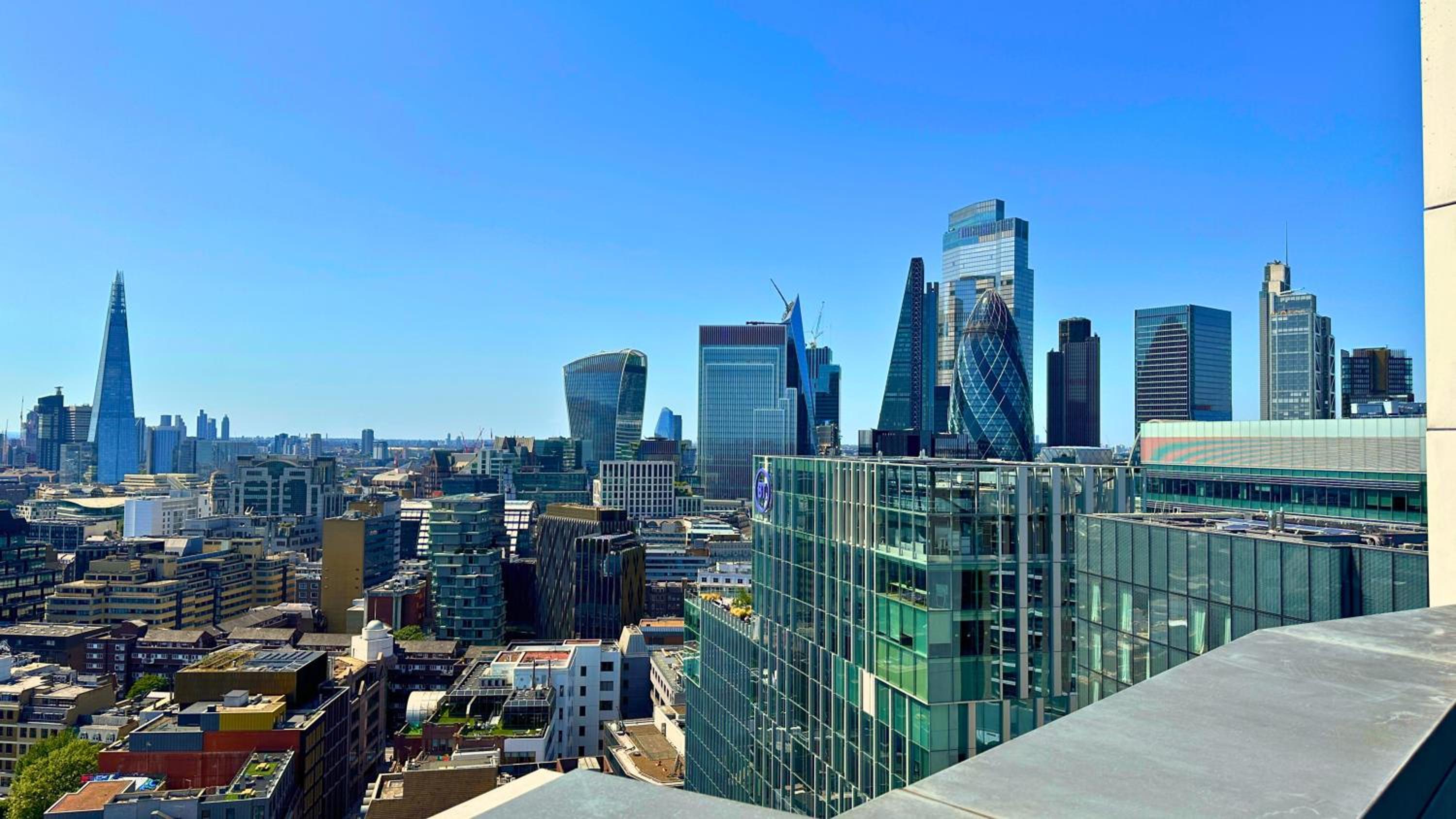 Tower Bridge with Balcony City Views with Rooftop terrace, 1GB Wifi perfect for business travel - LuxuryLondonStays