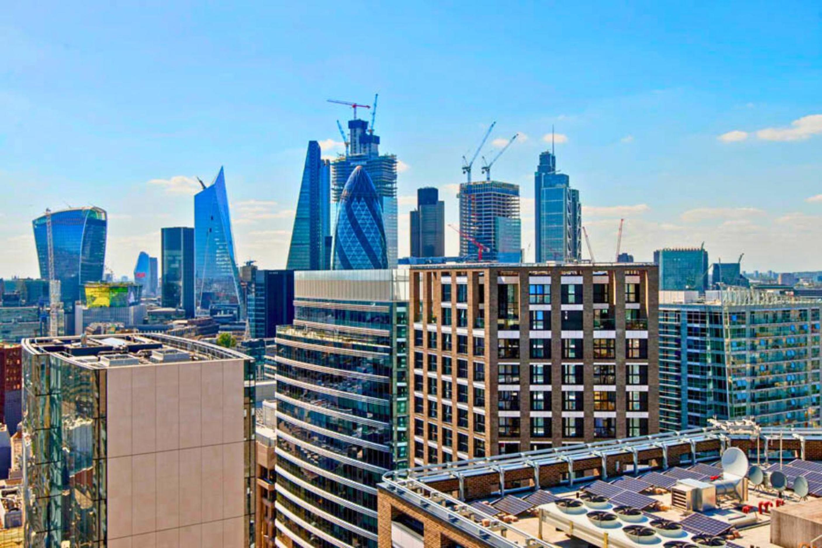 Tower Bridge with Balcony City Views with Rooftop terrace, 1GB Wifi perfect for business travel - LuxuryLondonStays