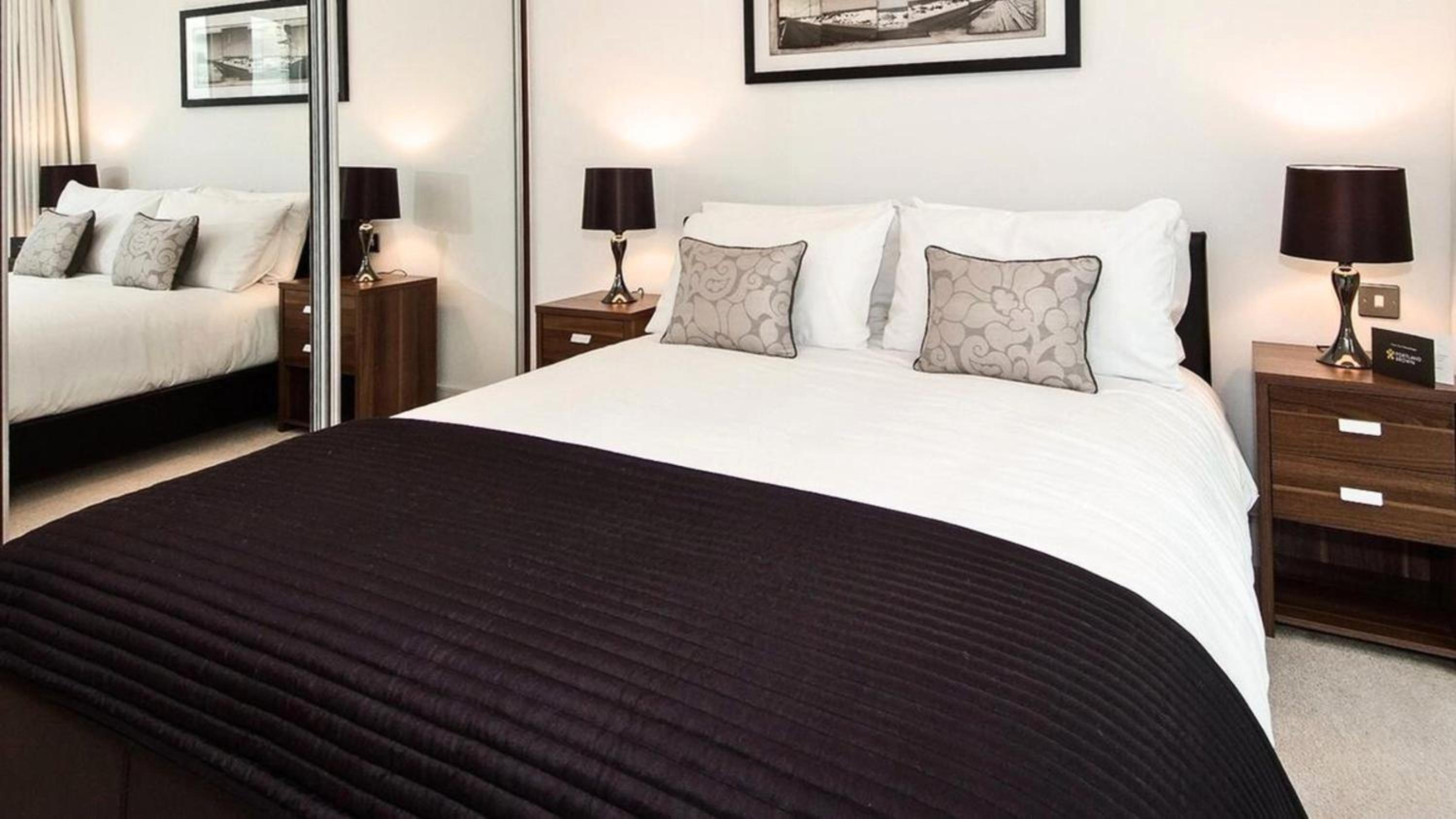 Tower Bridge with Balcony City Views with Rooftop terrace, 1GB Wifi perfect for business travel - LuxuryLondonStays